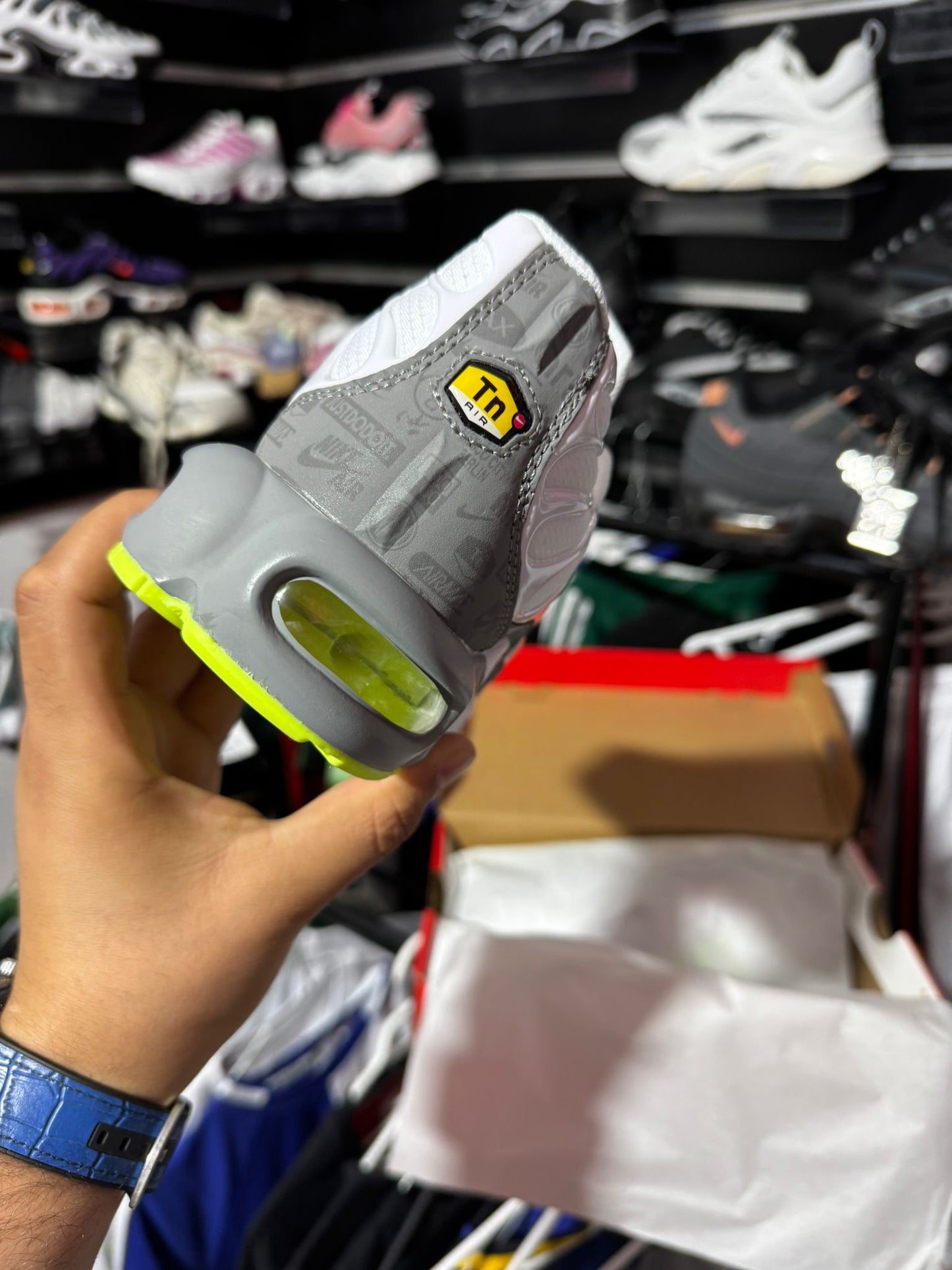 Nike tn blancas logo negro contorno blanco detalles fluor