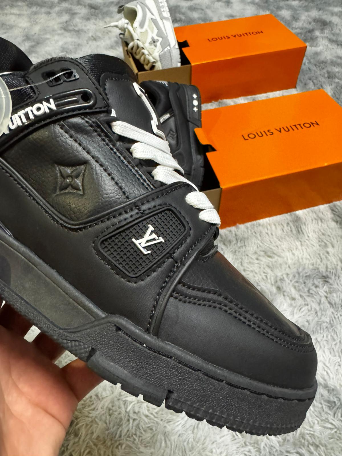 LV trainer negras logo blanco y negro