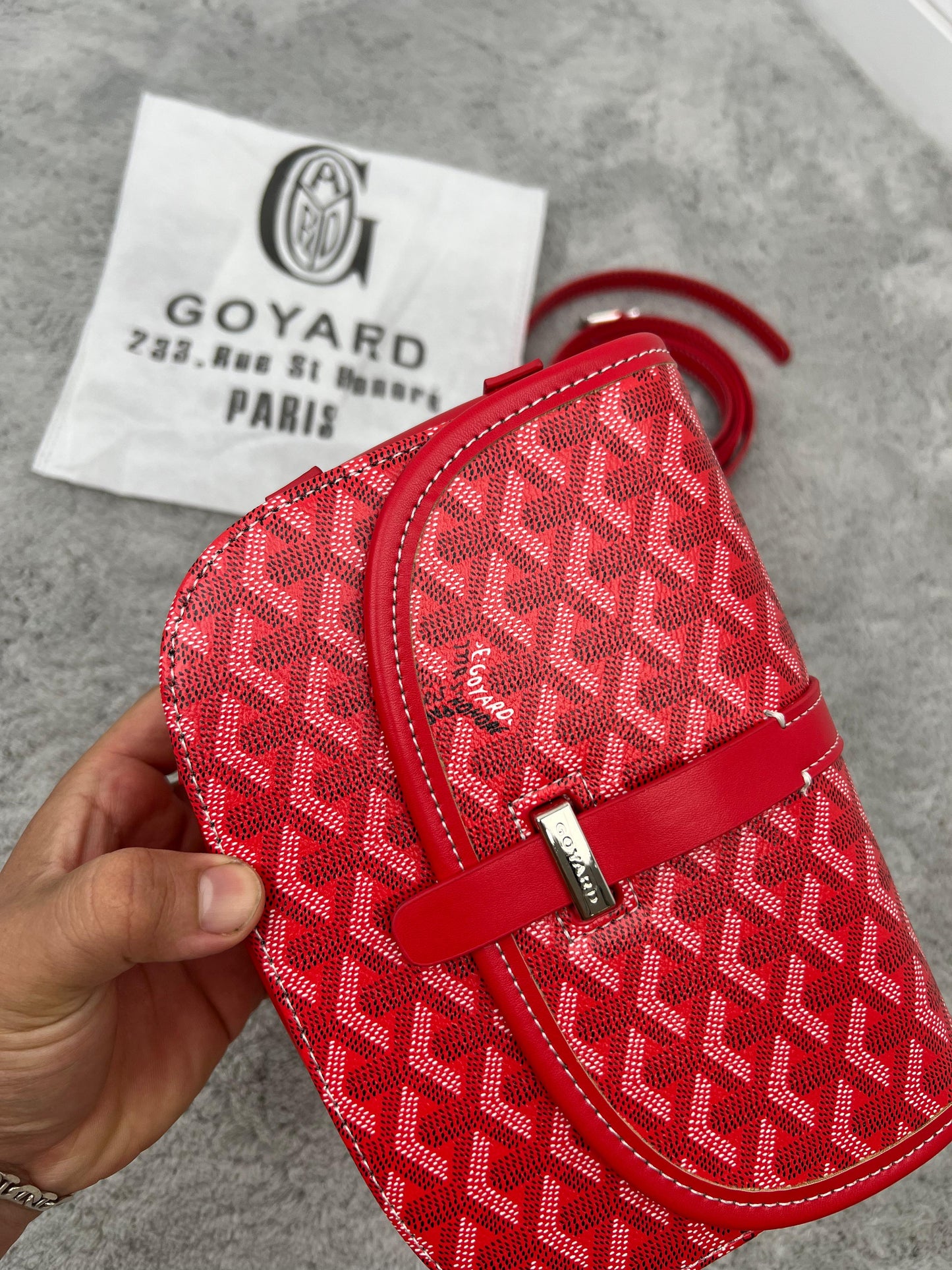 BANDOLERA GOYARD rojo detalles plateados