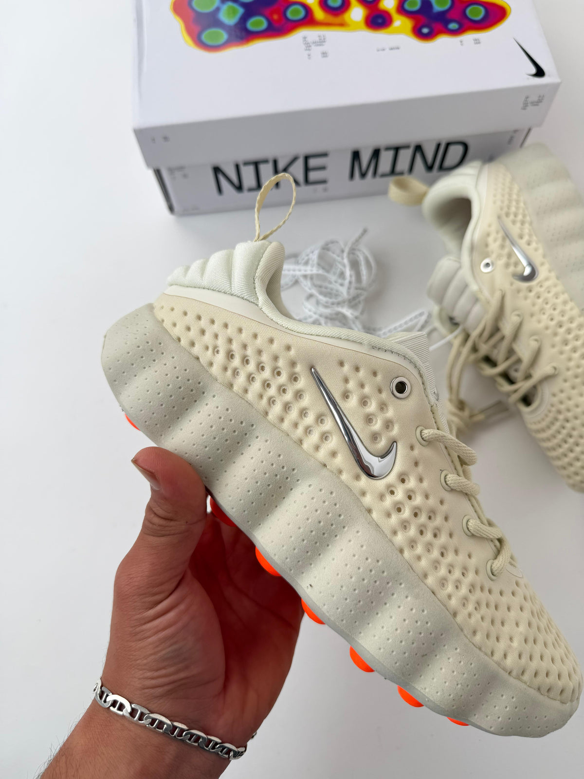 Zapatillas Nike mind crema detalles naranjas logo plateado