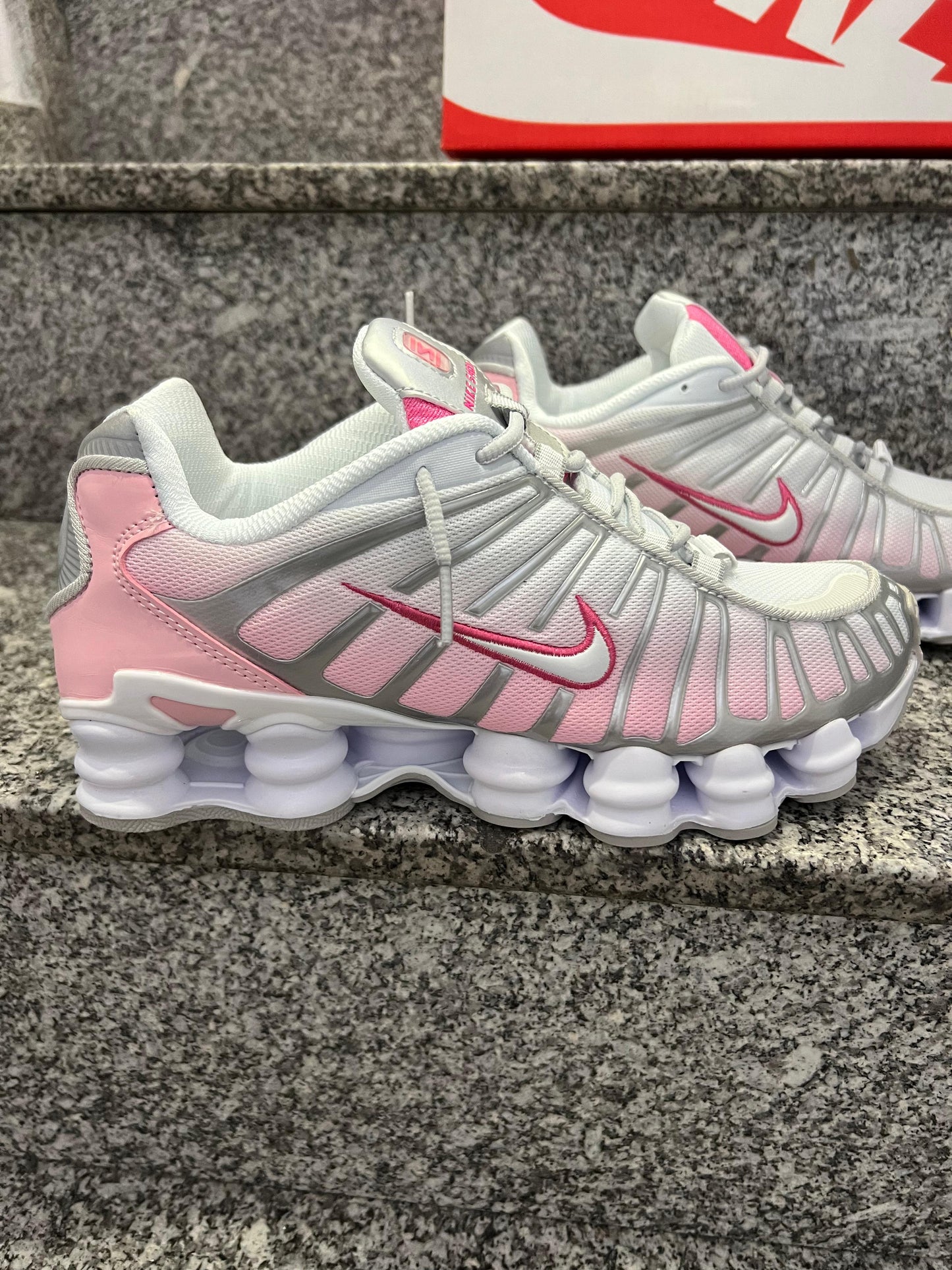 Shox blancas y rosas logo blanco contorno rosa detalles grises