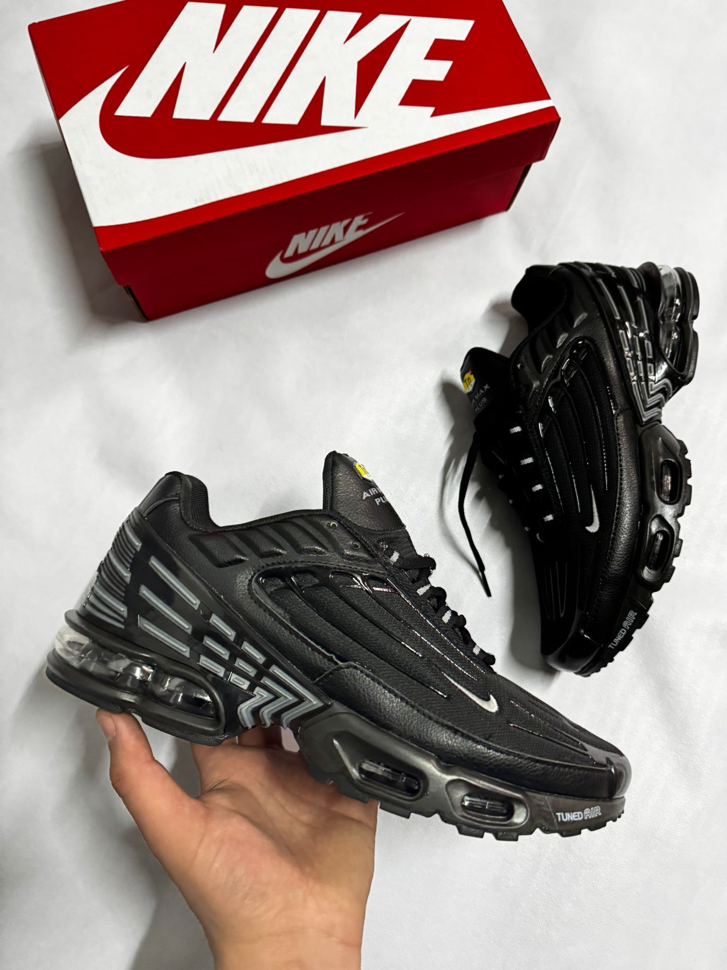 TN Tunned negras detalles grises logo blanco