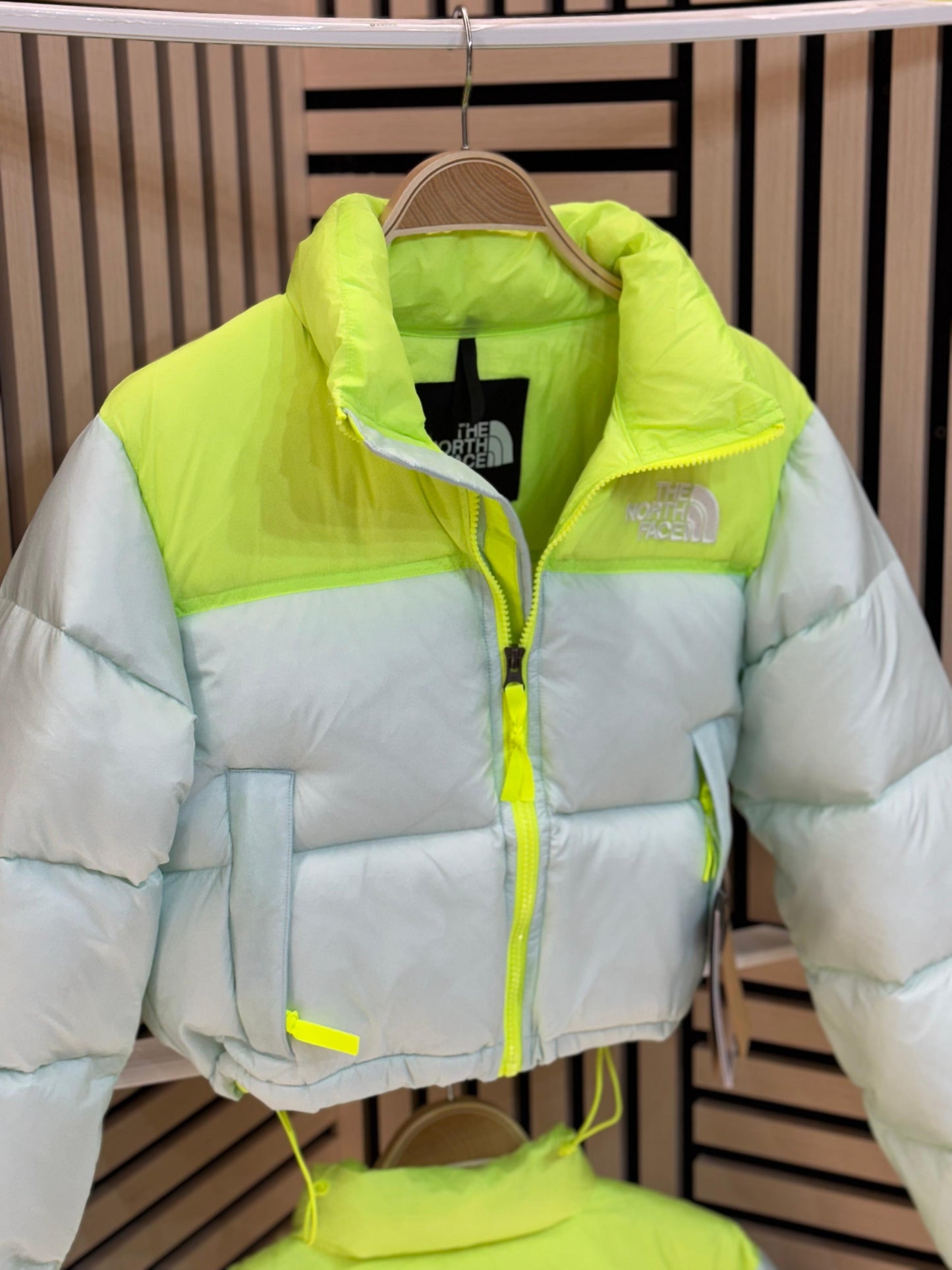 CHAQUETA NORTH FACE azul claro y verde fluor