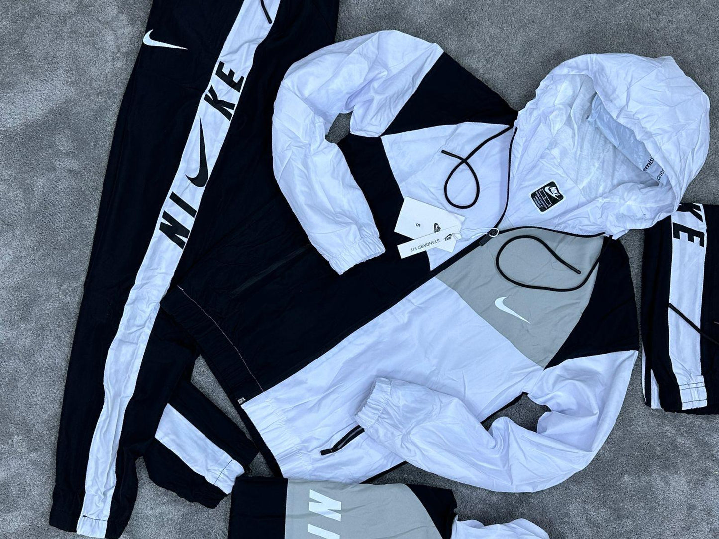 Chandal Nike blanco gris y negro logo blanco