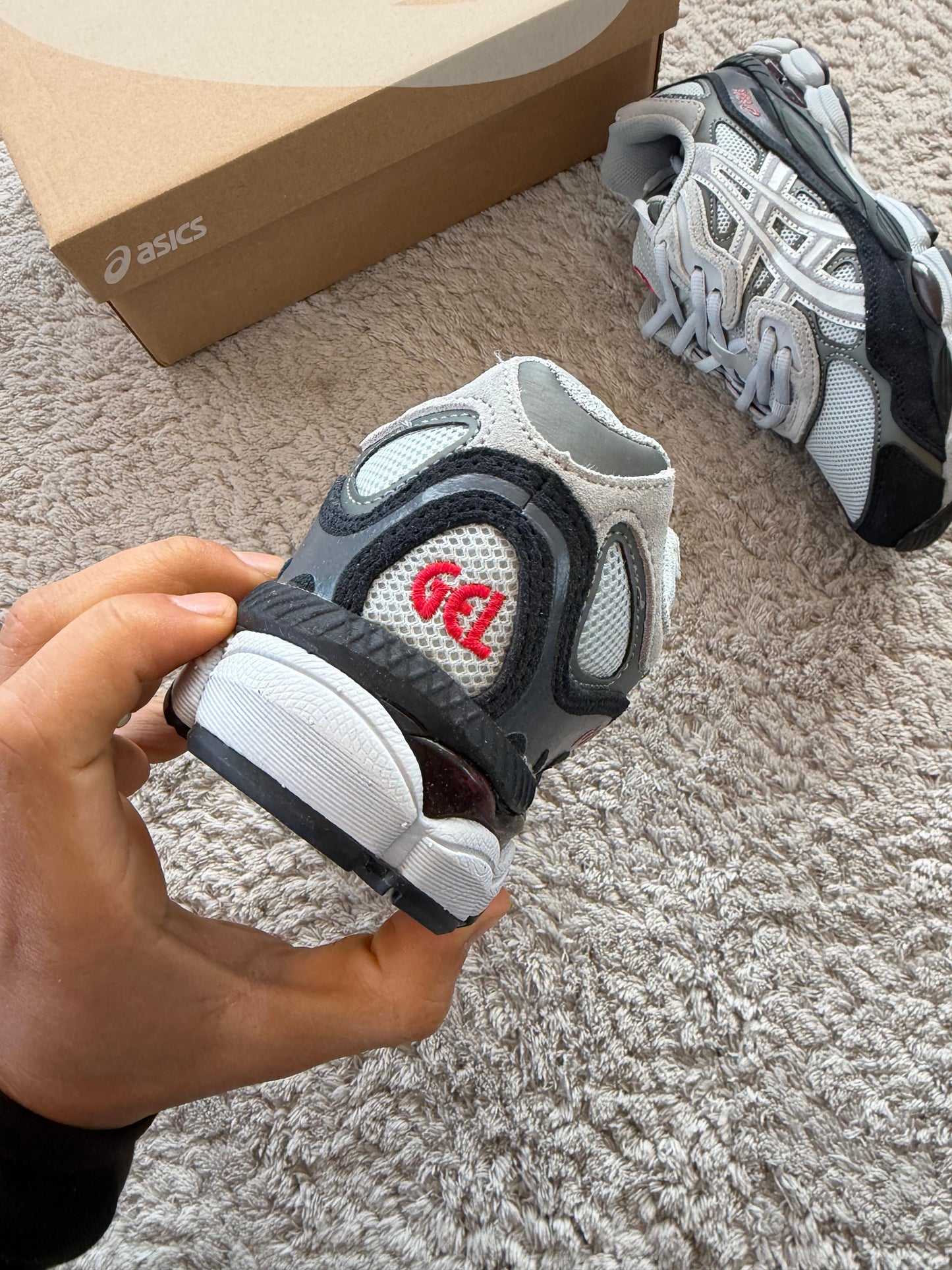 ASICS GEL-NYC grises logo rojo detalles negros
