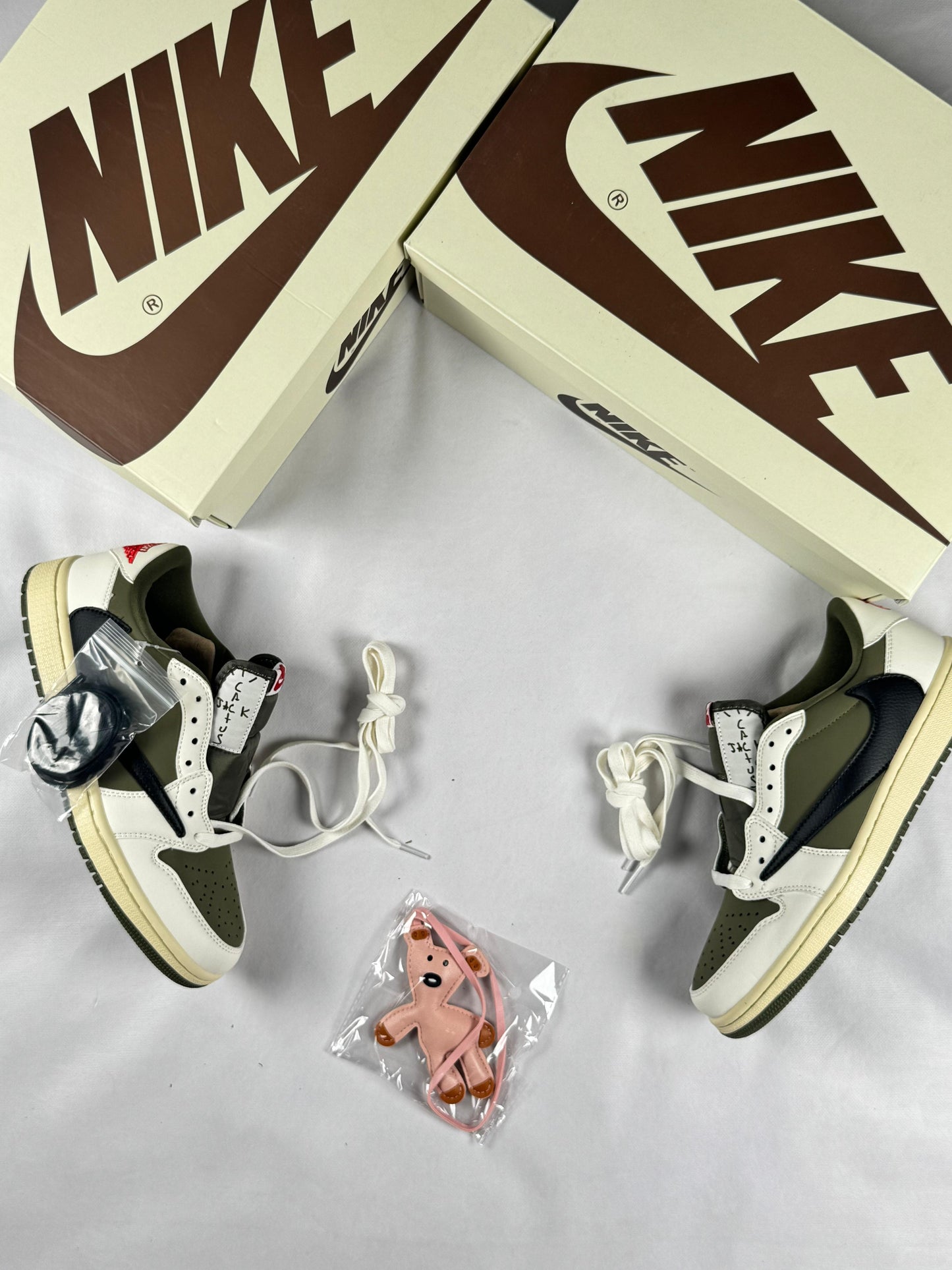 Air Jordan Low x Travis Scott blancas y verdes logo negro