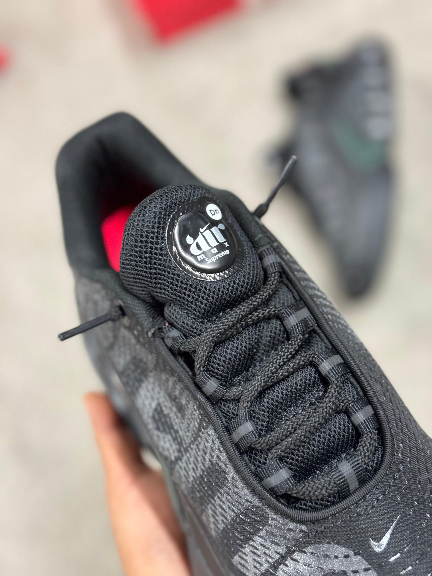 Nike TN DN x Supreme negras