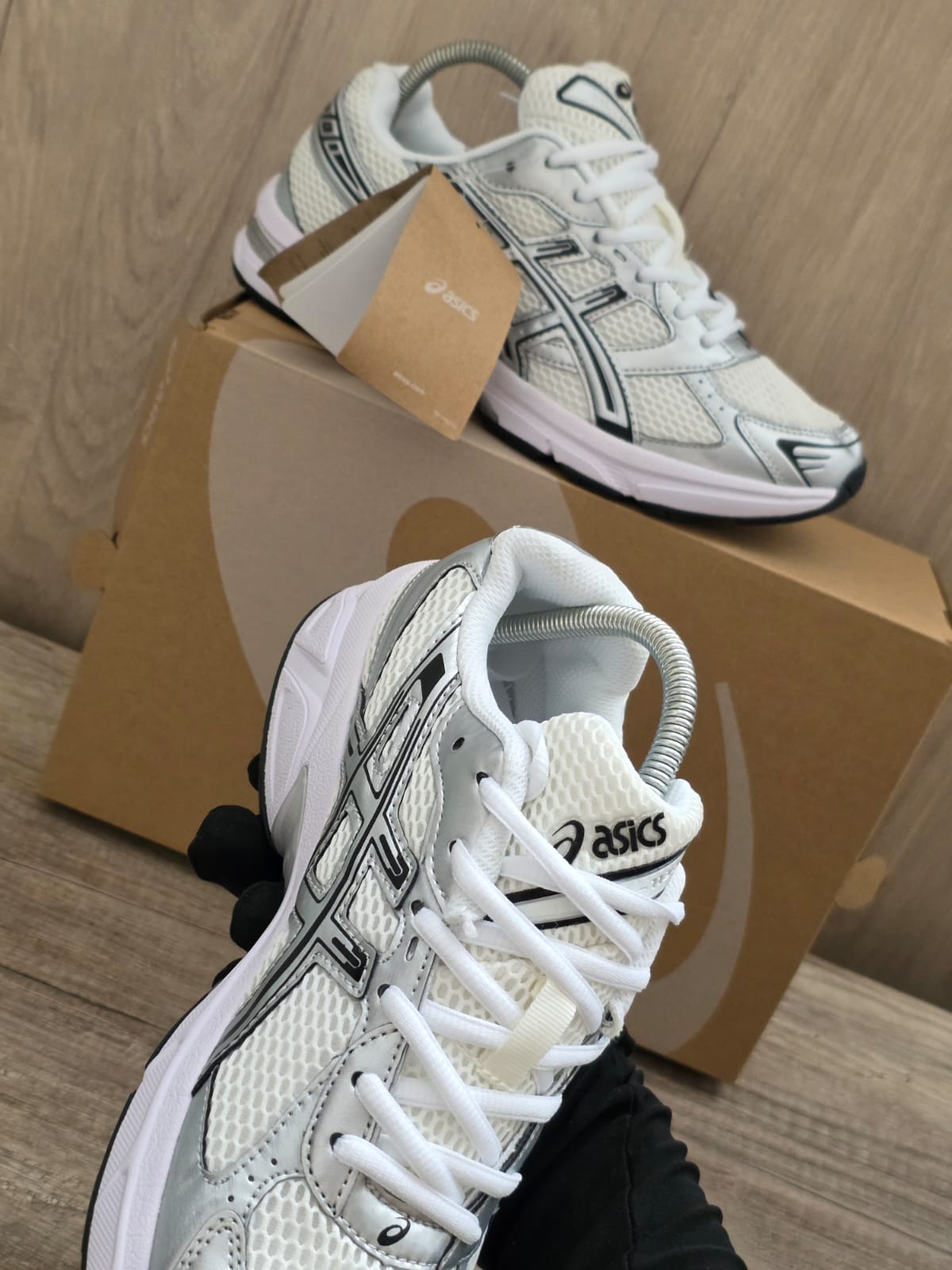 Asics blanca plata