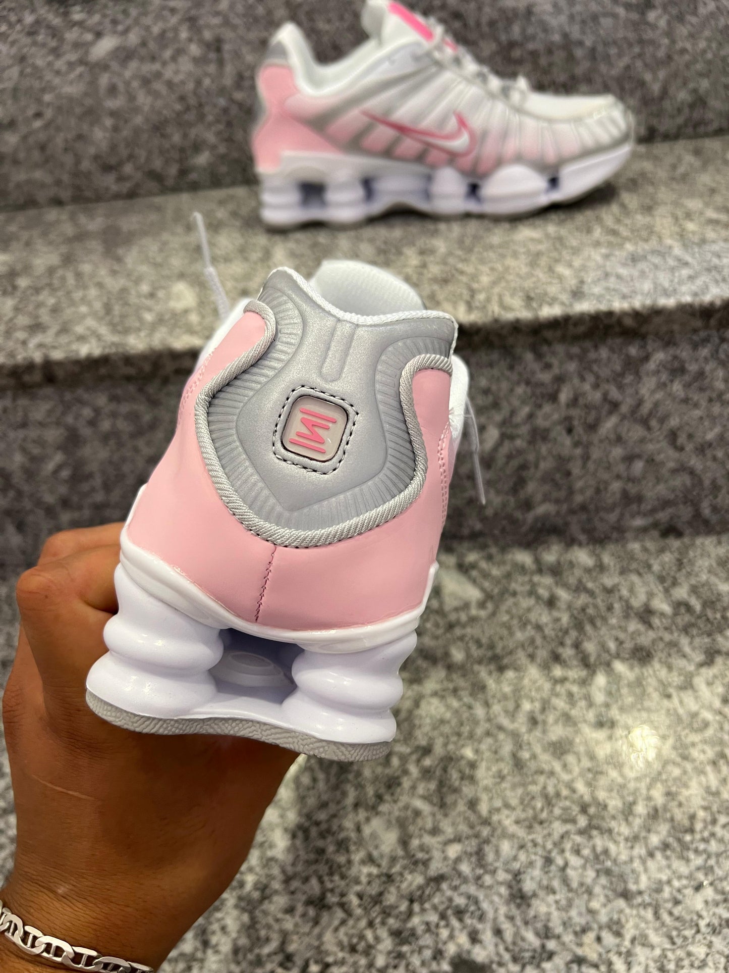 Shox blancas y rosas logo blanco contorno rosa detalles grises