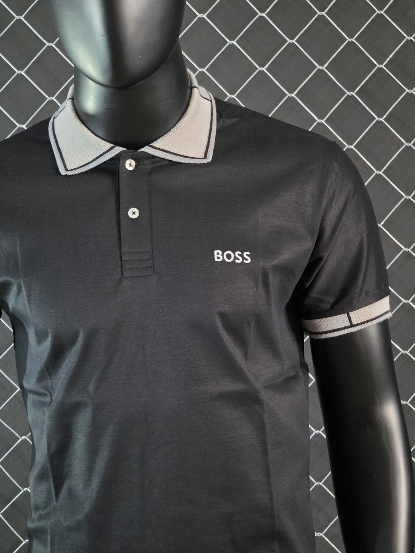 Polo Hugo Boss negro detalles grises logo blanco