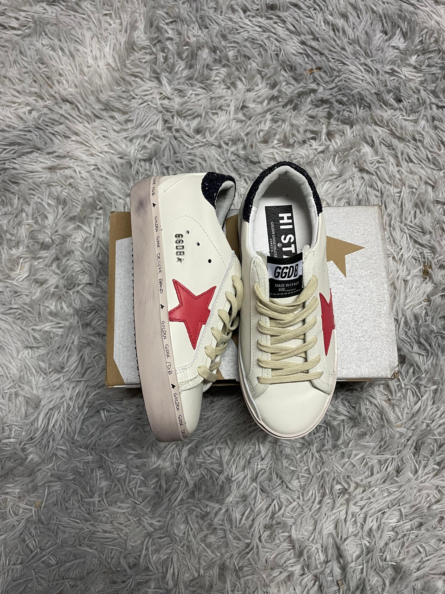 Golden Goose blancas logo rojo detalles negros