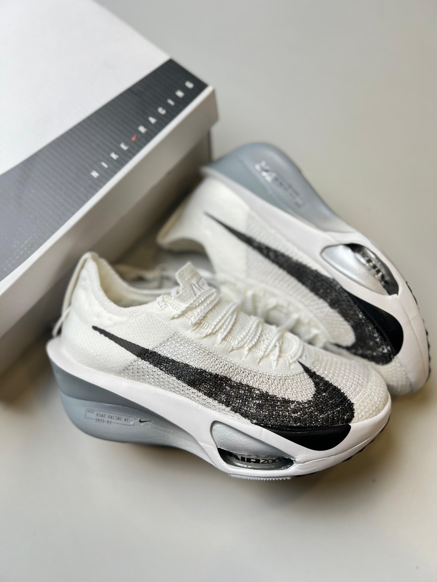 NIKE AIR ZOOM ALPHAFLY NEXT % blanco logo negro detalles grises
