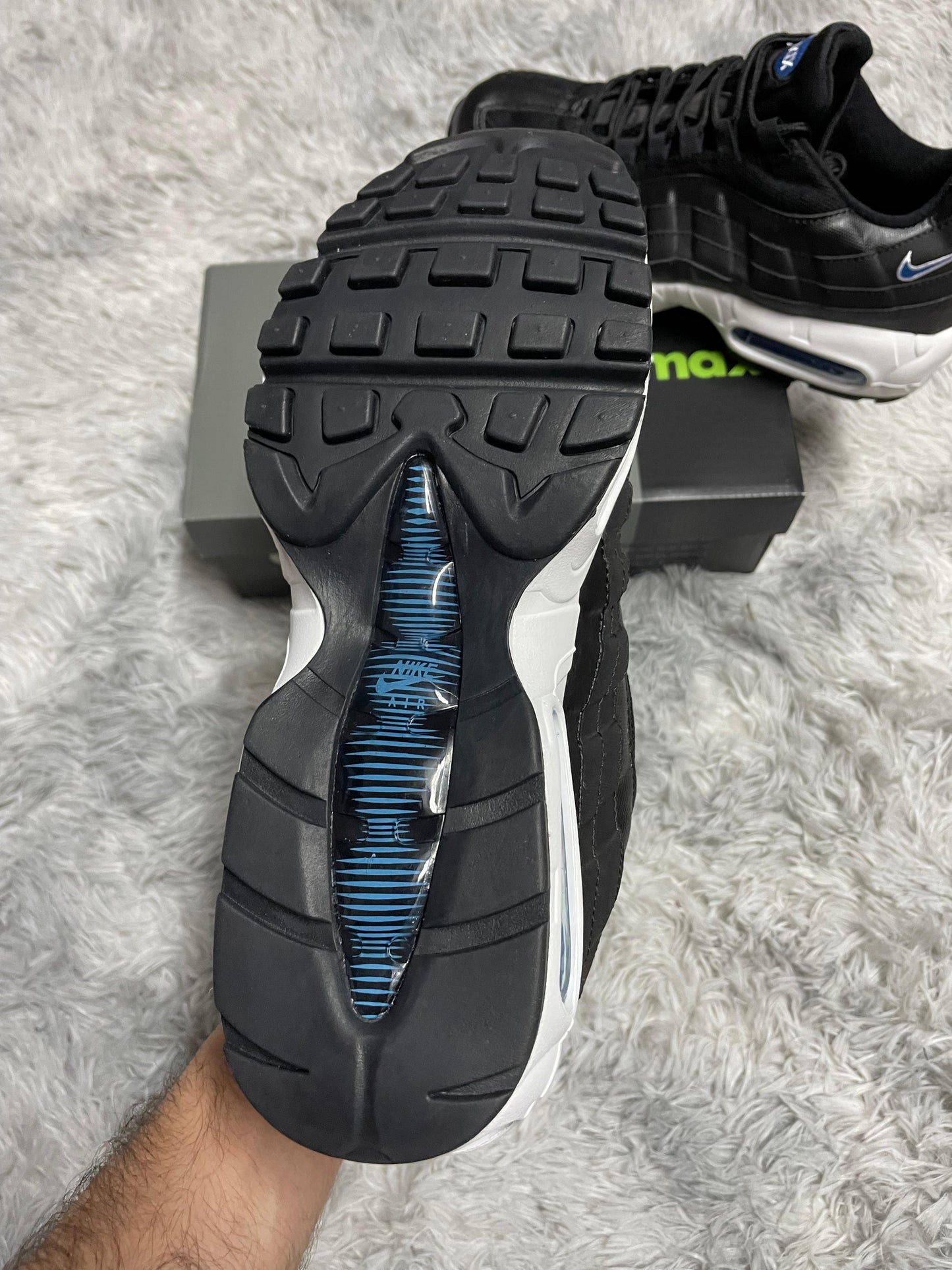 Air max 95 negra logo azul contorno blanco