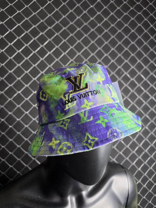 Gorro LV verde y azul logo negro detalles amarillos