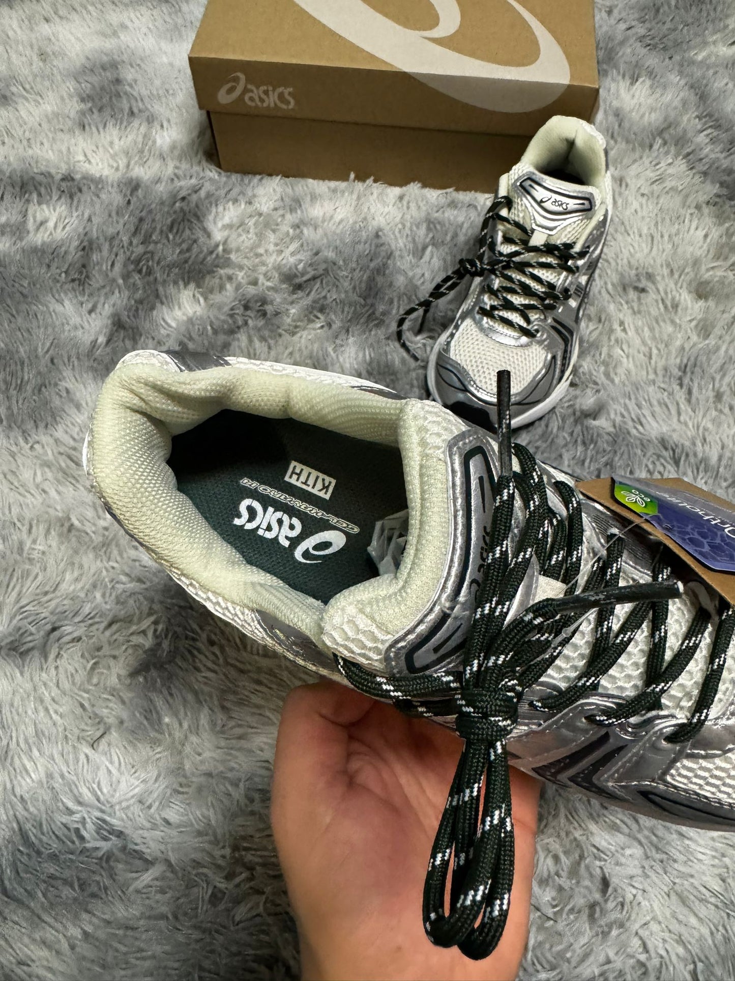 Asics grises logo plateado y negro