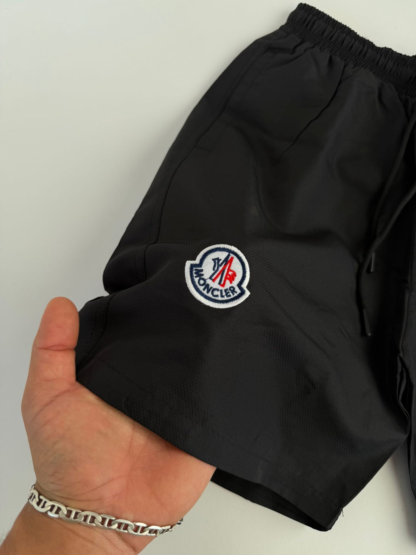 Pantalon Corto Moncler negro logo blanco
