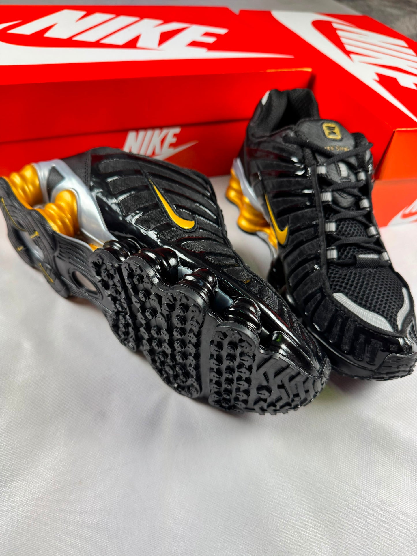 Shox negras logo dorado detalles plateados