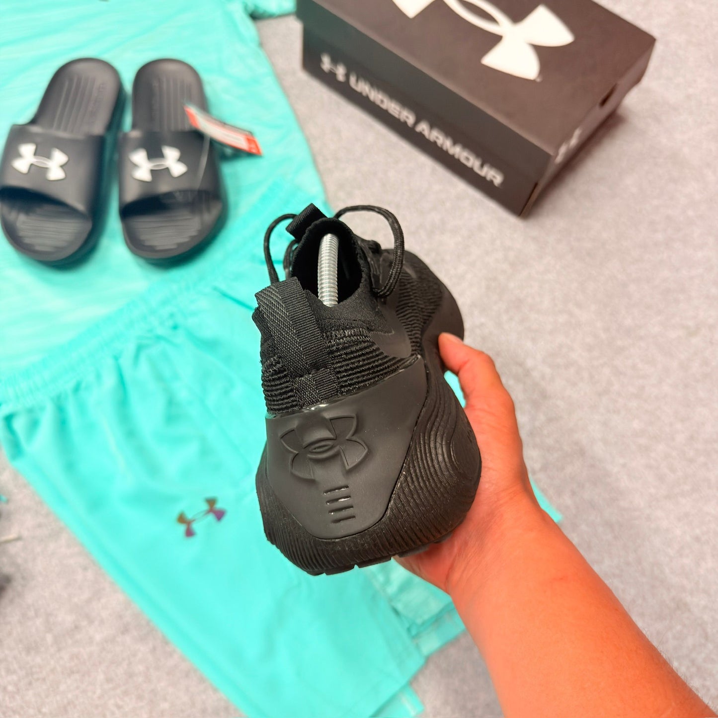 Under Armour negras detalles grises