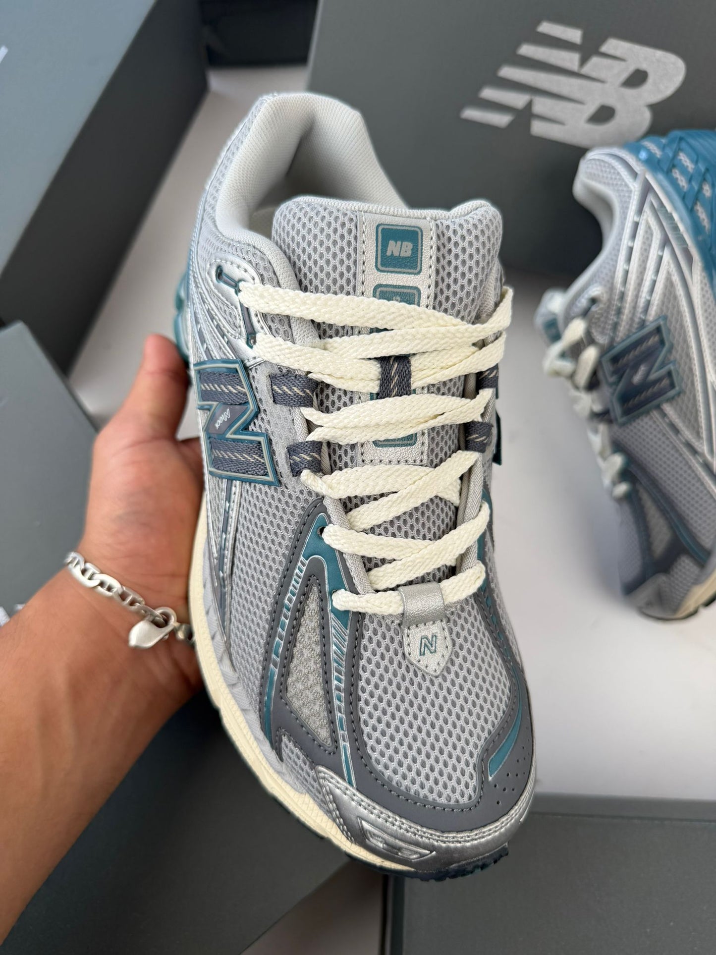 New Balance 1906R grises detalles azules