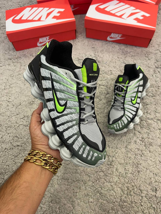 Shox grises logo verde contorno negro detalles negros