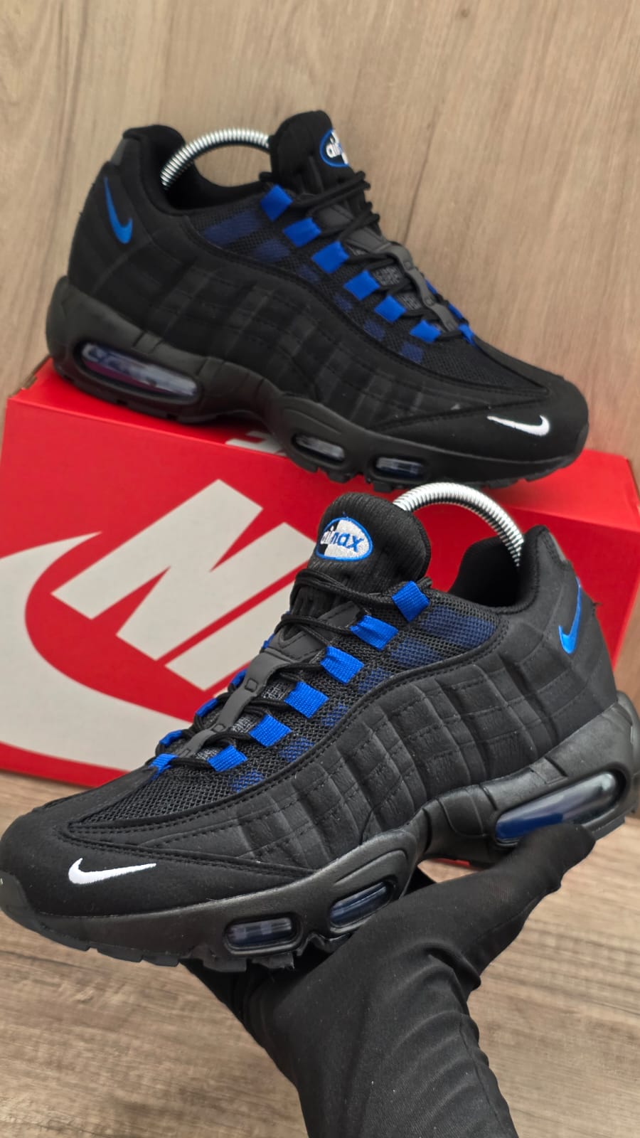 Air max 95 negra logo azul