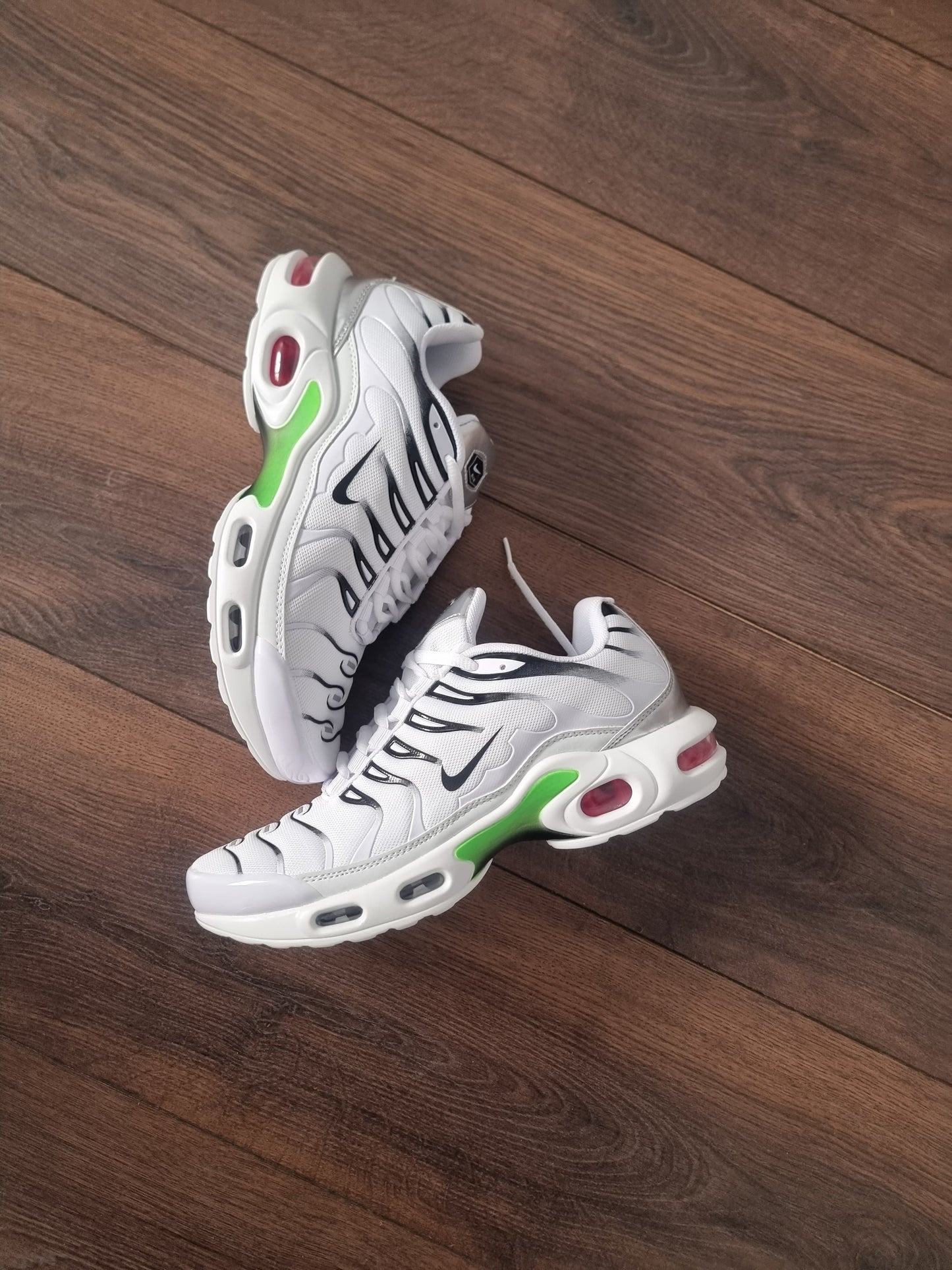 Tn blanca negra verde