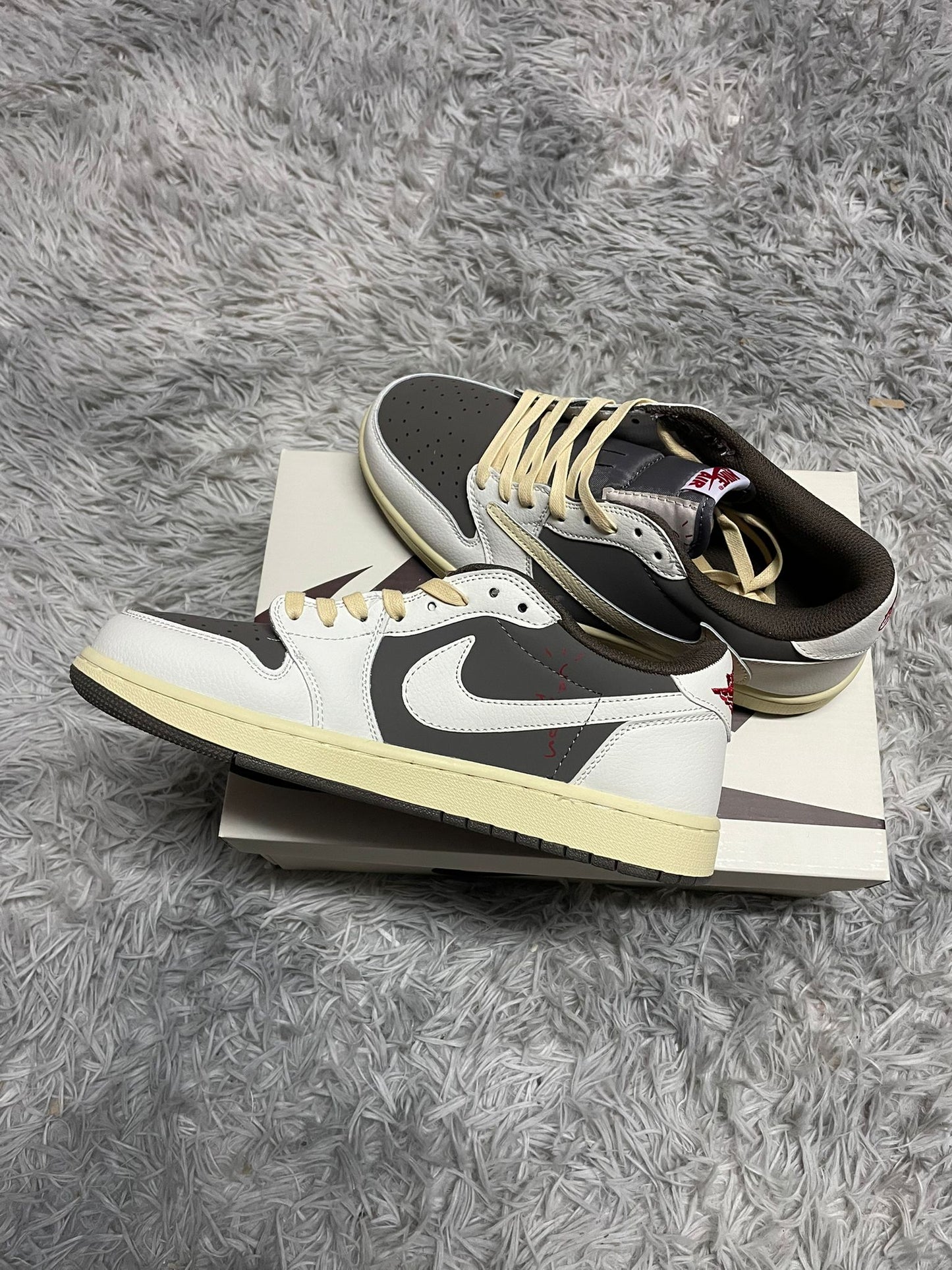 SB DUNK X TRAVIS SCOTT logo crema