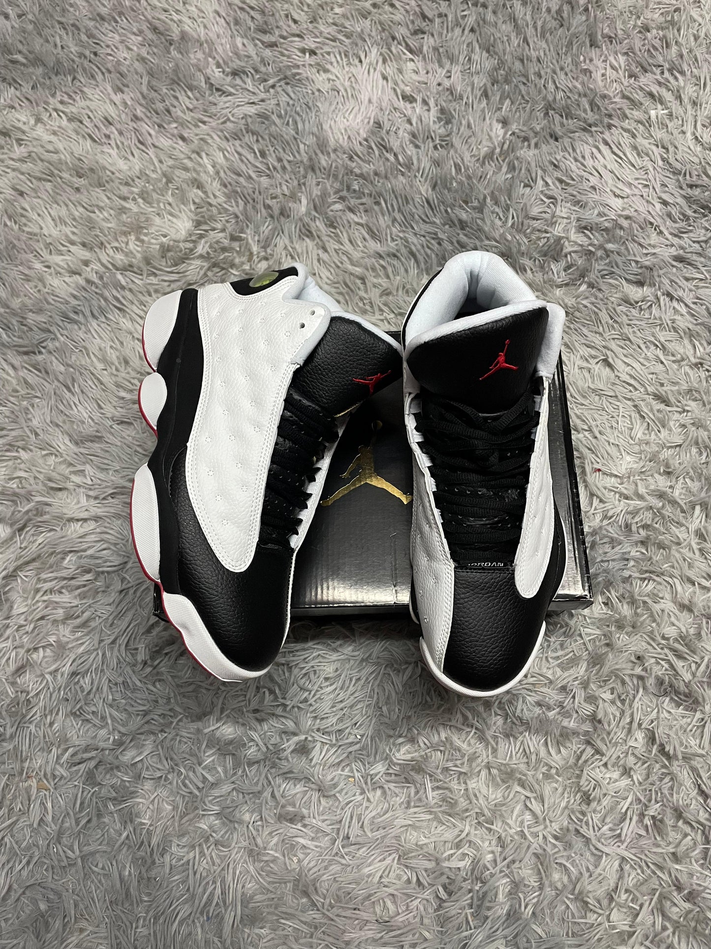 JORDAN 13 Negra y blancas logo rojo