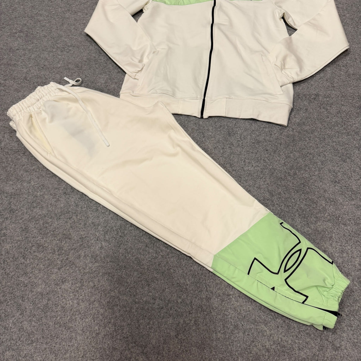 Chandal under armour crema y verde logo negro