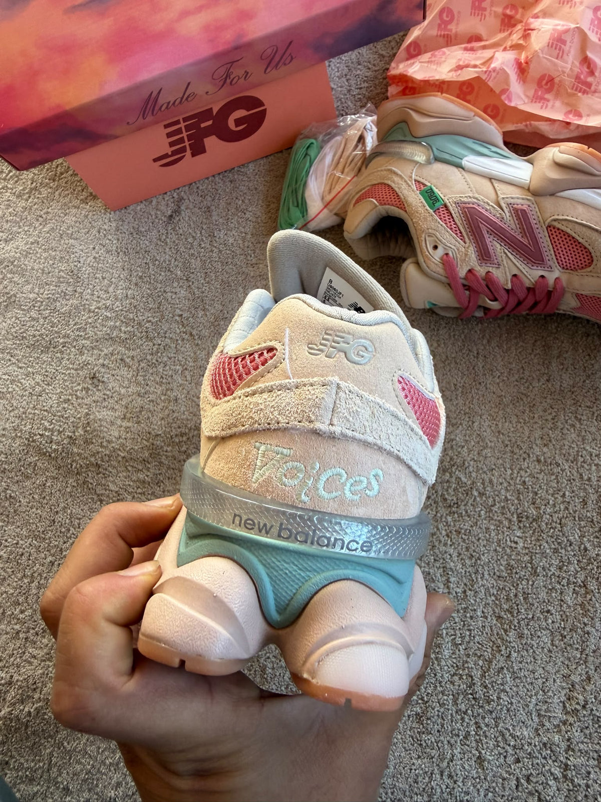 New Balance 9060 crema logo rosa detalles azules