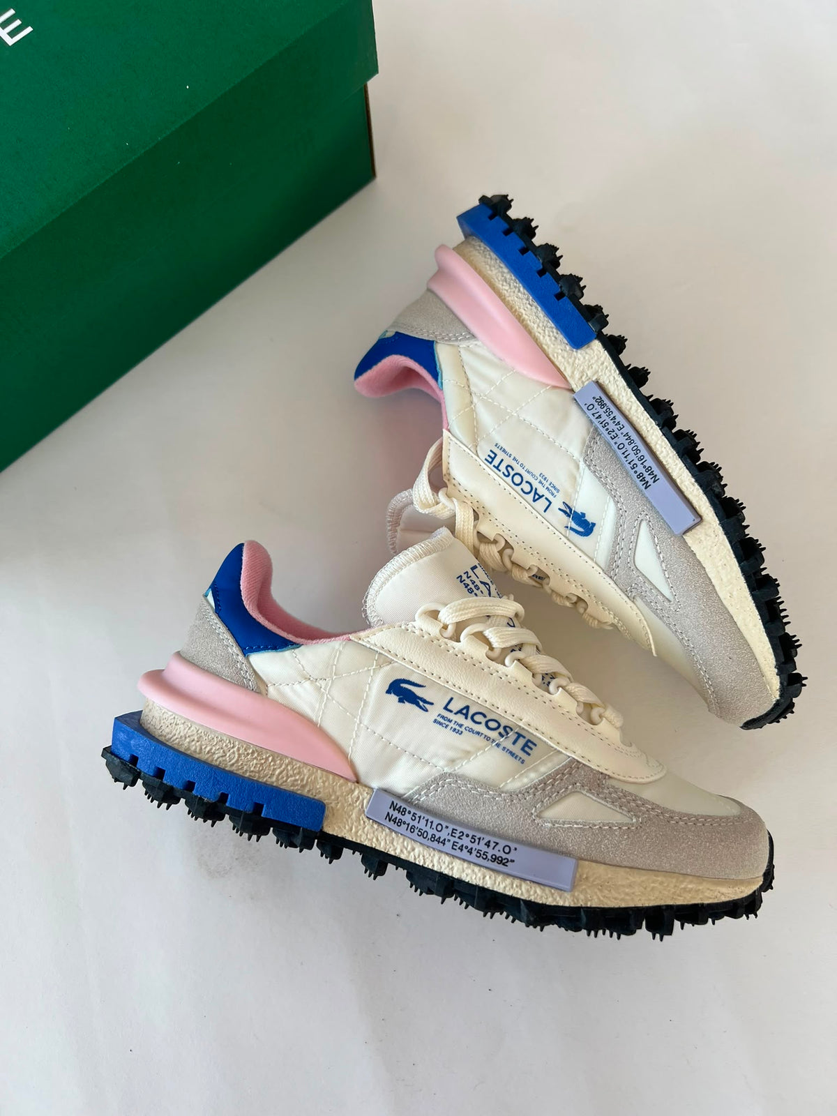 Zapatillas Lacoste Elite Active blancas logo azul detalles rosas