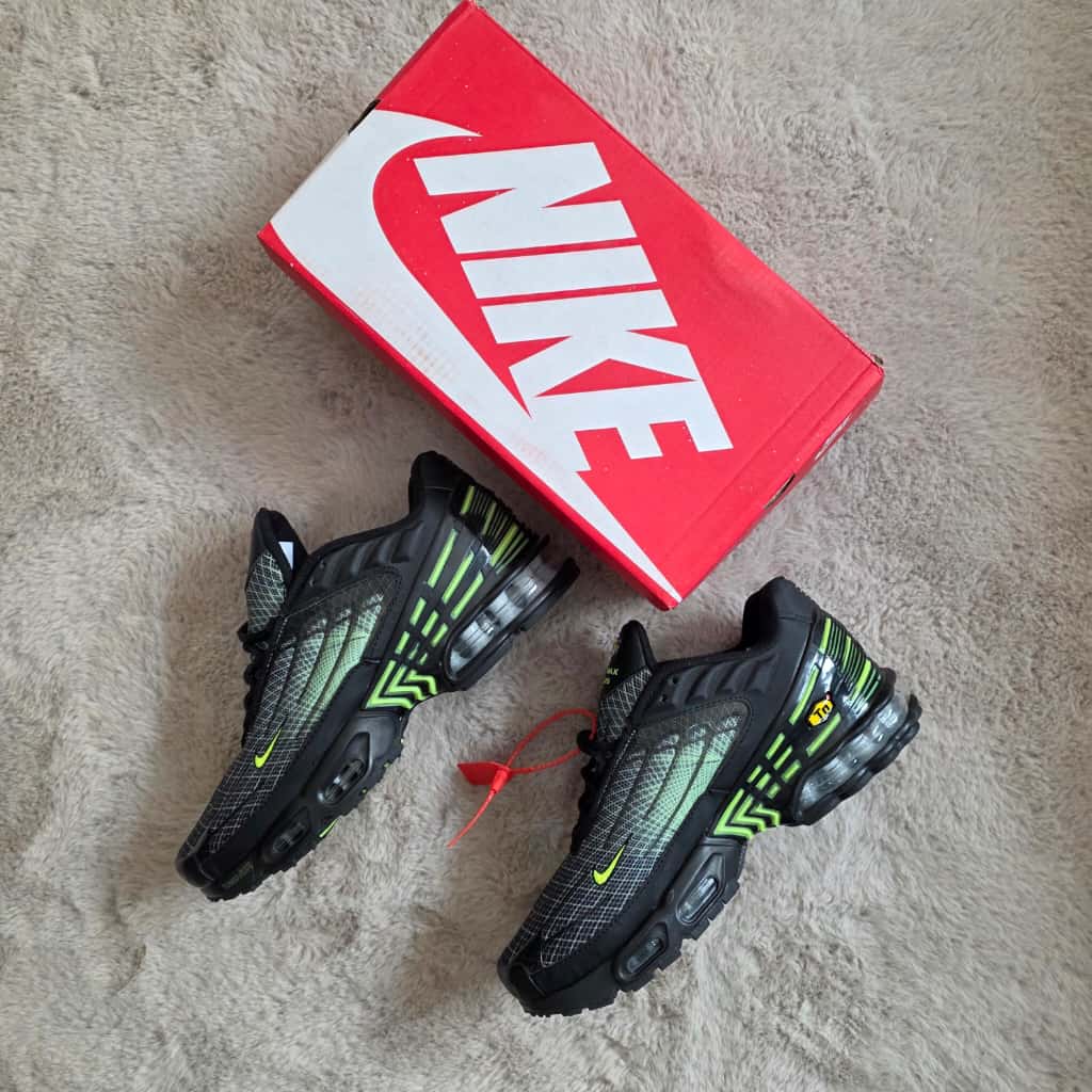 Nike tn tunned verde y negra logo amarillo