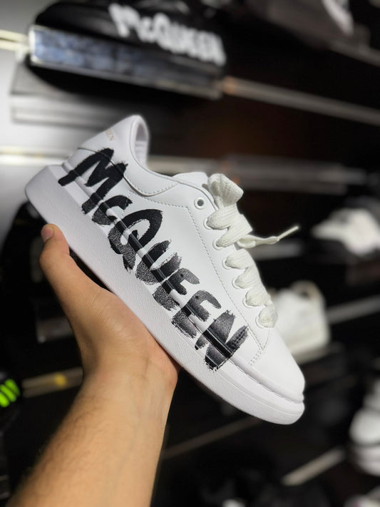 Alexander Mcqueen blanco logo negro graffiti
