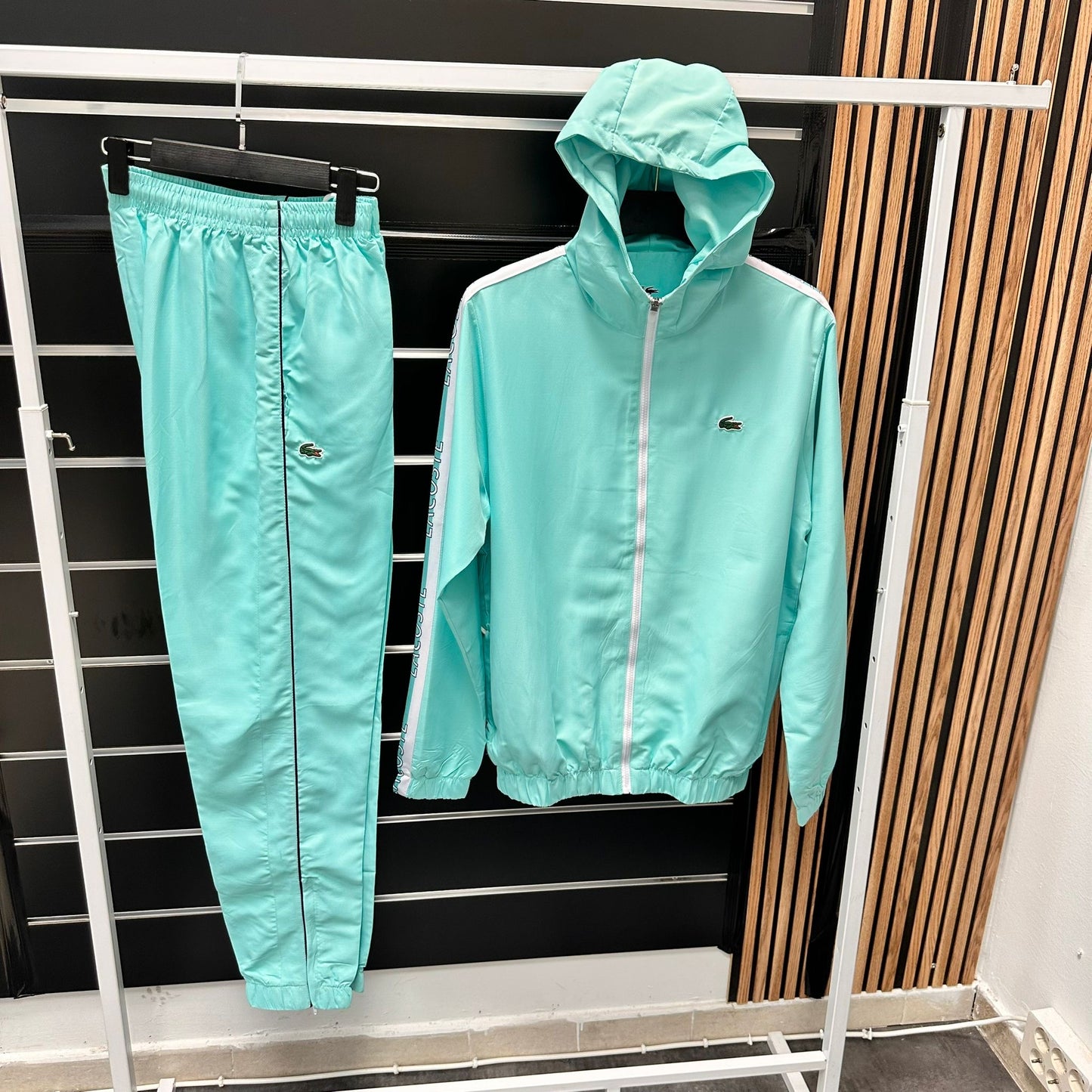 Chandal lacoste azul claro logo verde detalles negros