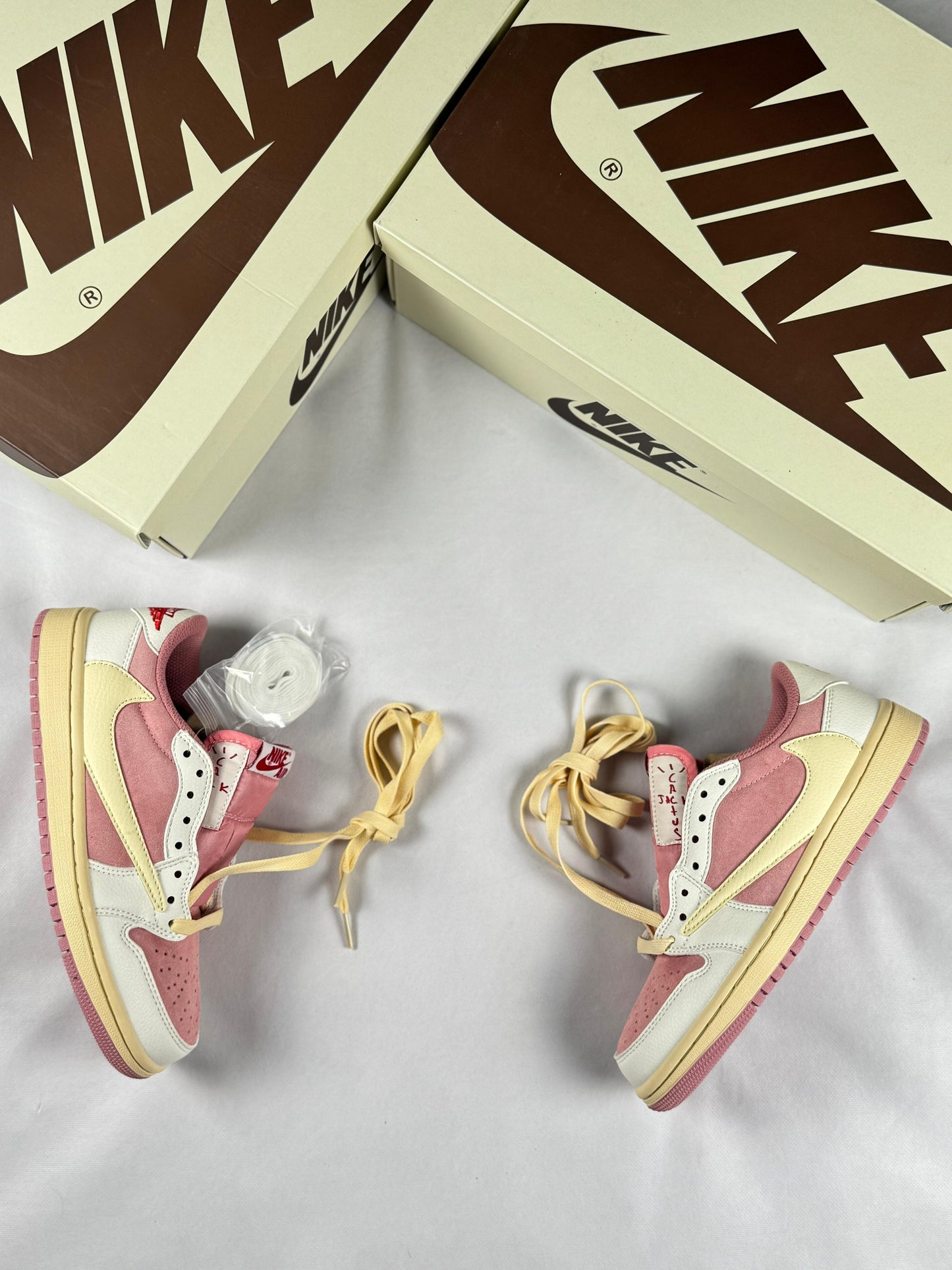 Air Jordan Low x Travis Scott blancas y rosas logo beige