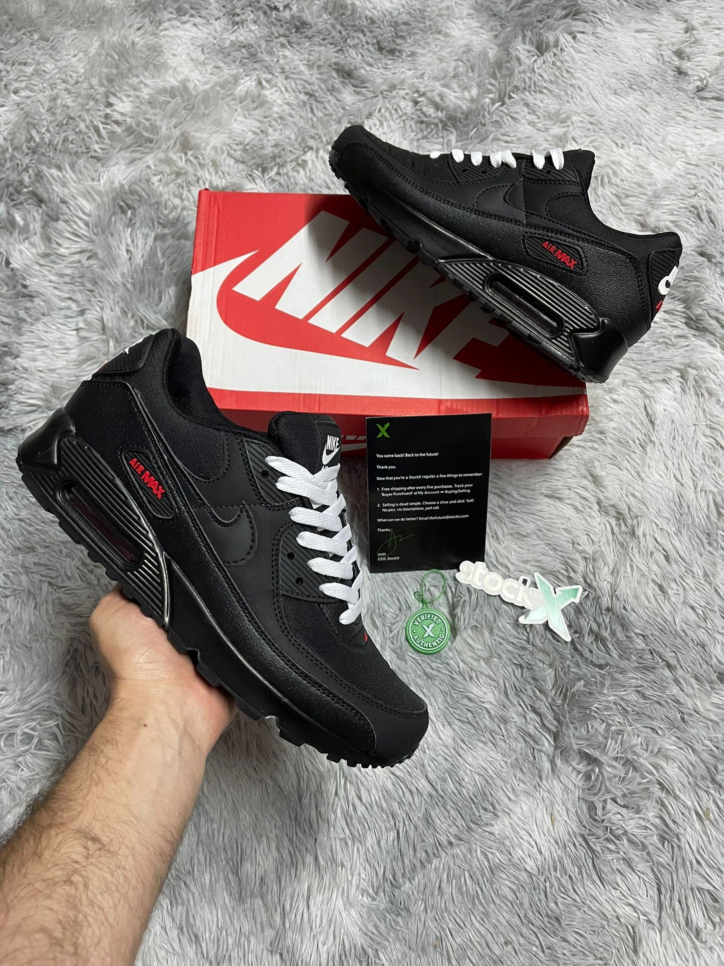 Air max 90 negras logo rojo cordones blancos