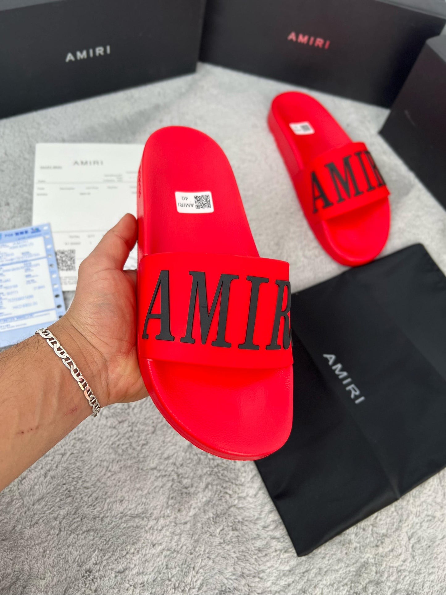 Chancla Amiri rojo logo negro