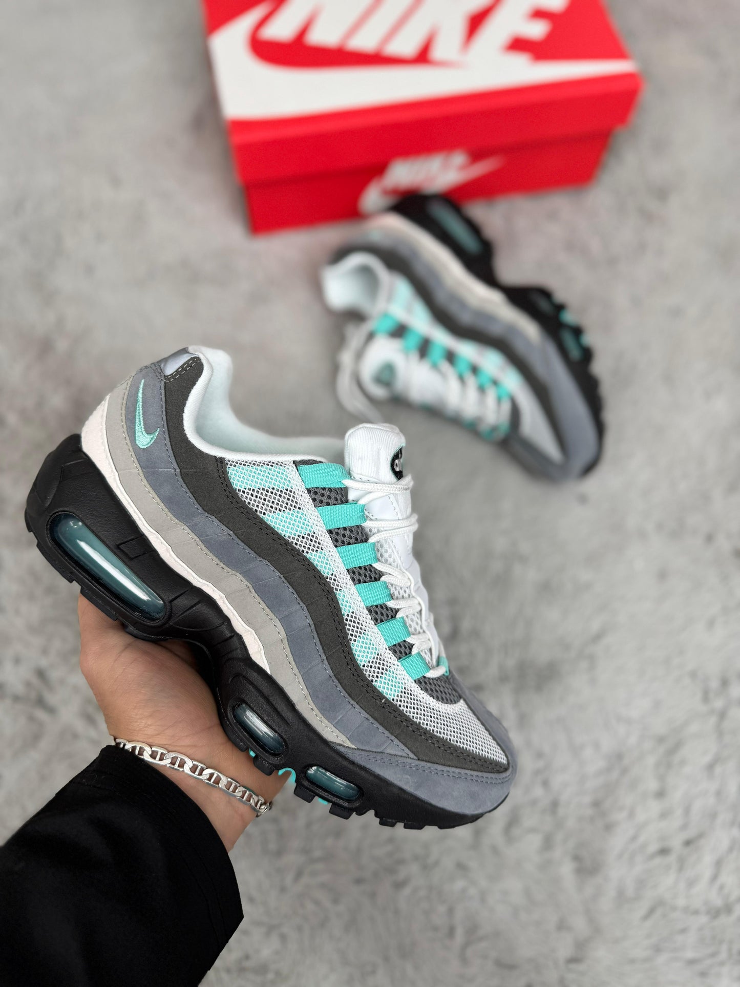 Air max 95 grises logo azul