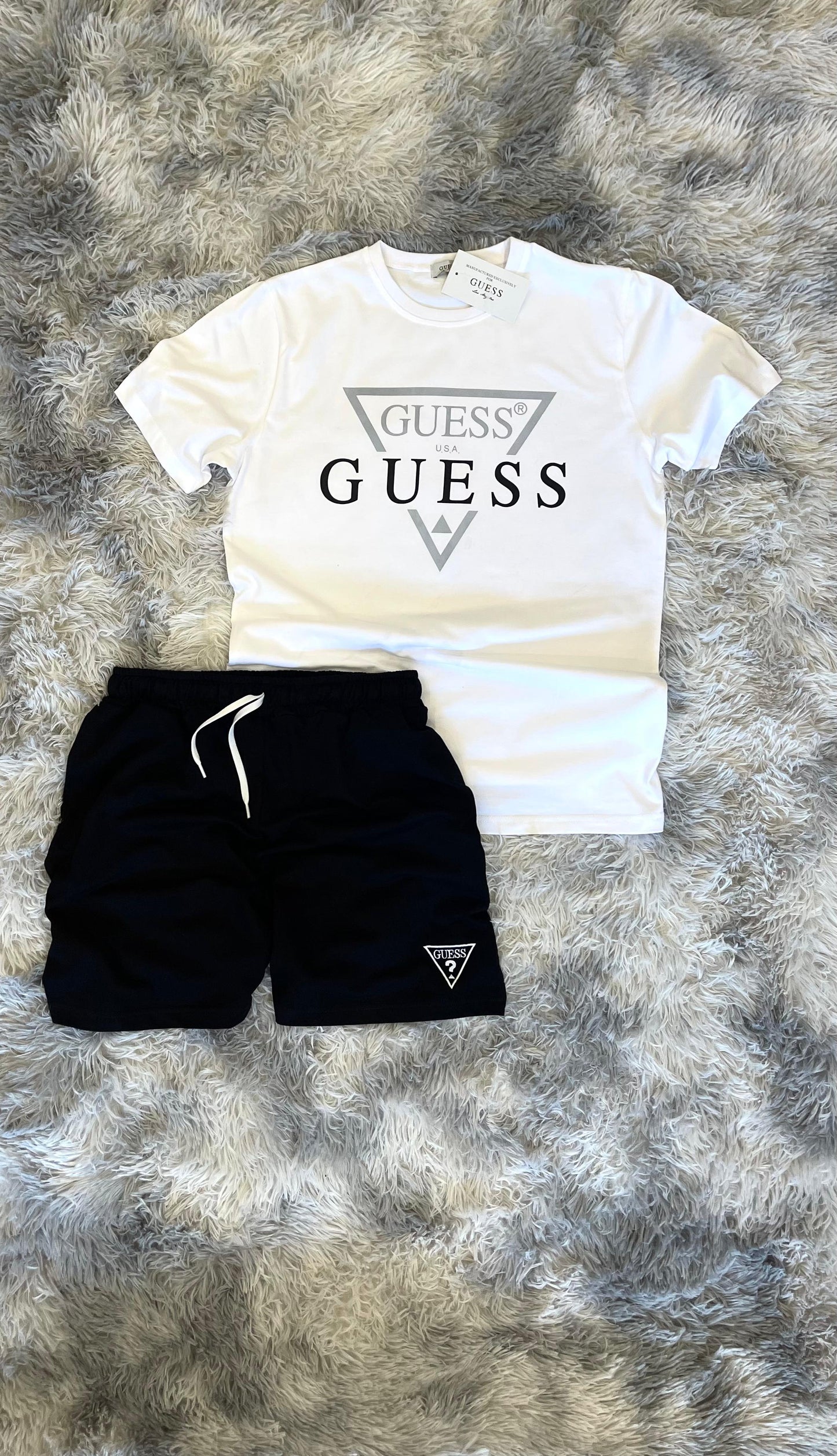 Conjunto Guess blanco logo negro y gris