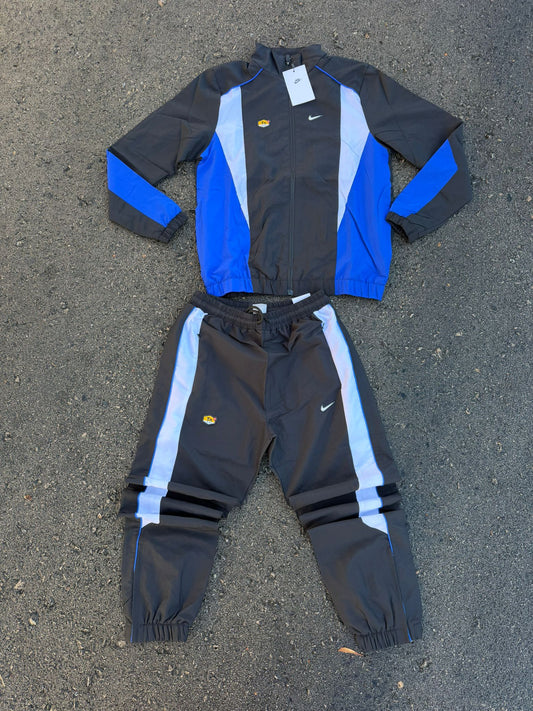 Chandal nike negro y blanco detalles azules logo blanco contorno negro
