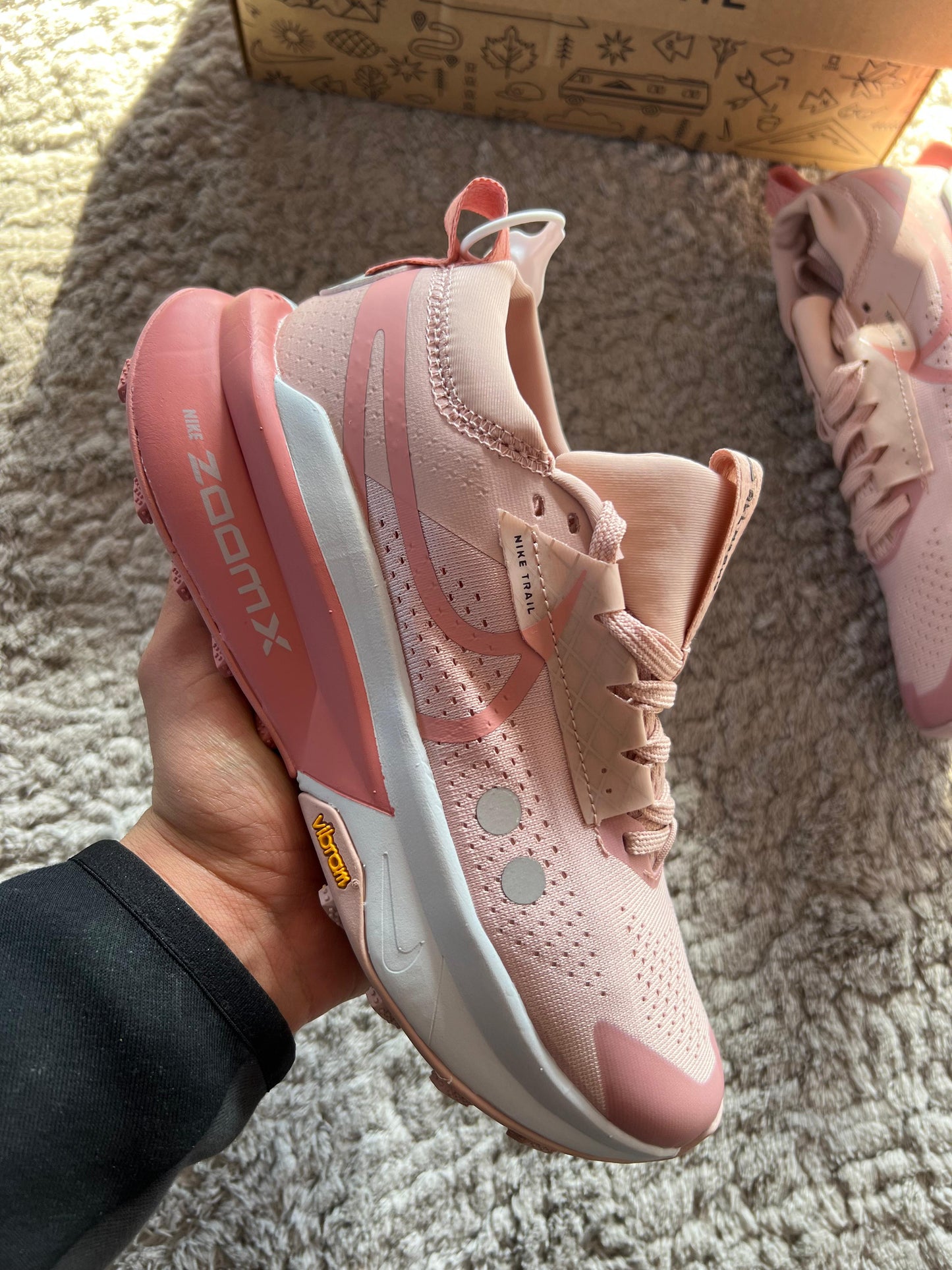 Nike ZOOMX ZEGAMA TRAIL 2 rosas y blancas
