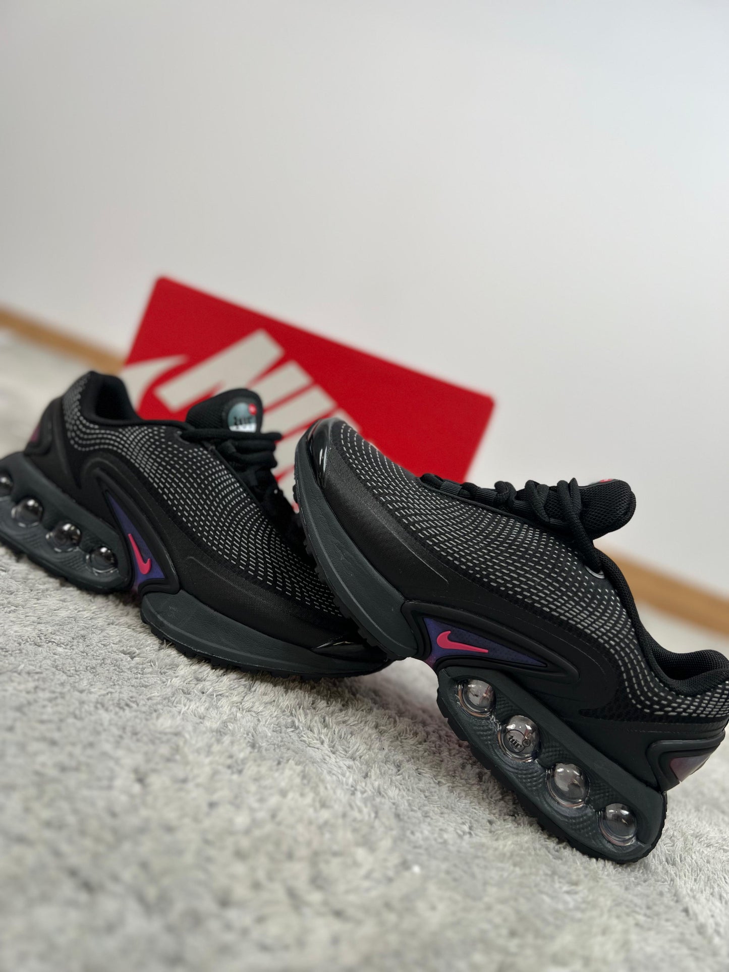 Nike TN DN negras logo morado