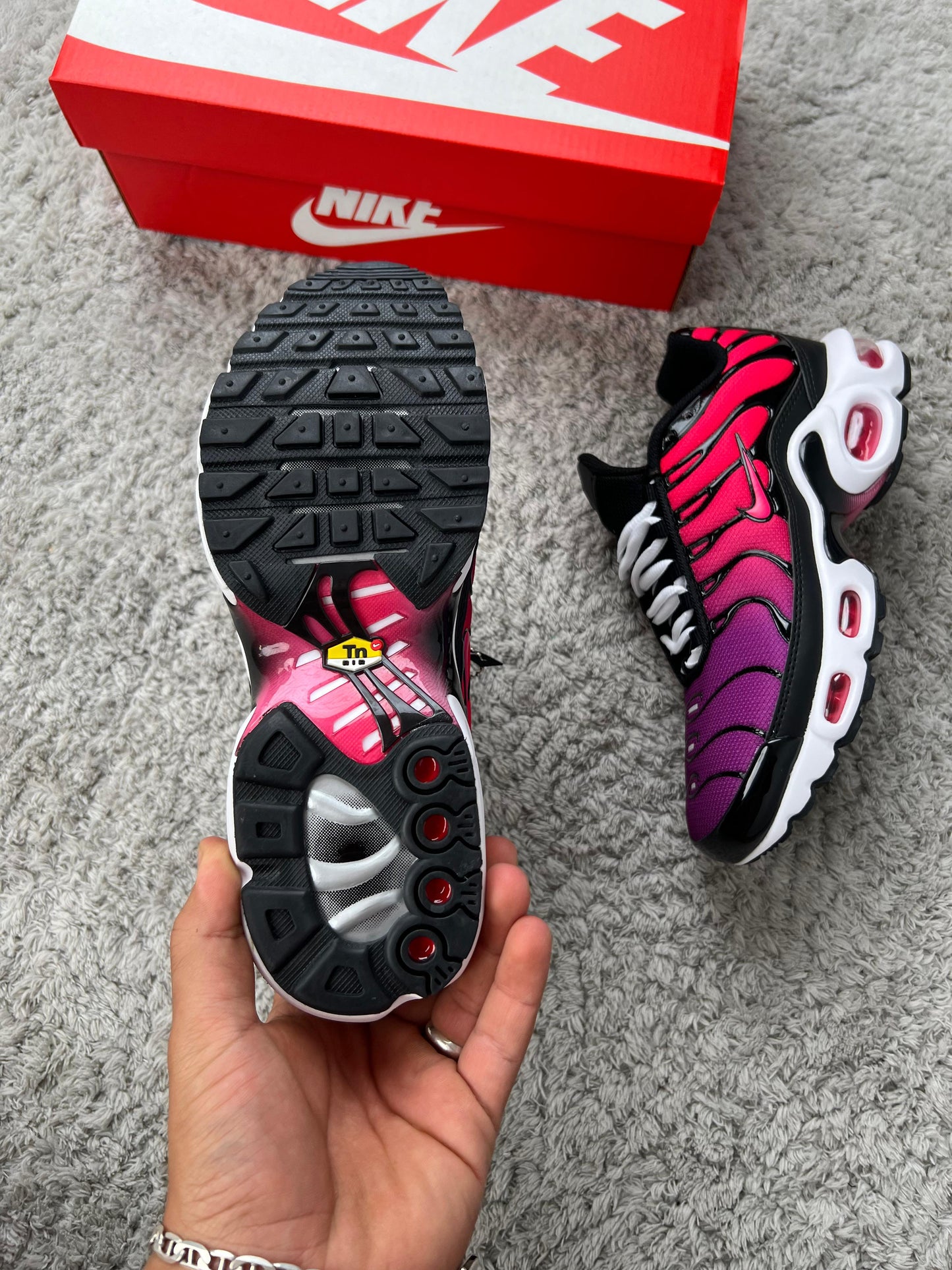 NIKE TN rosas detalles morados logo rosa contorno negro