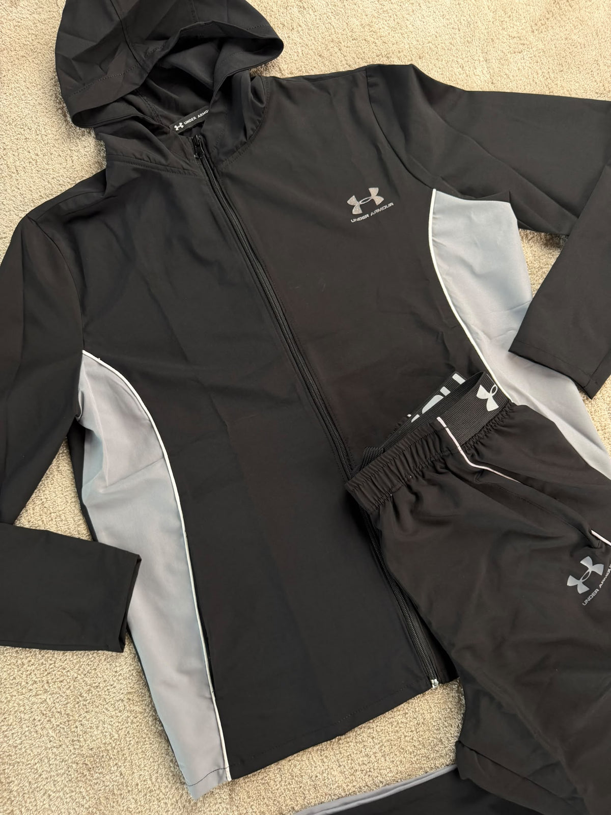 Chandal Under Armour negro logo gris