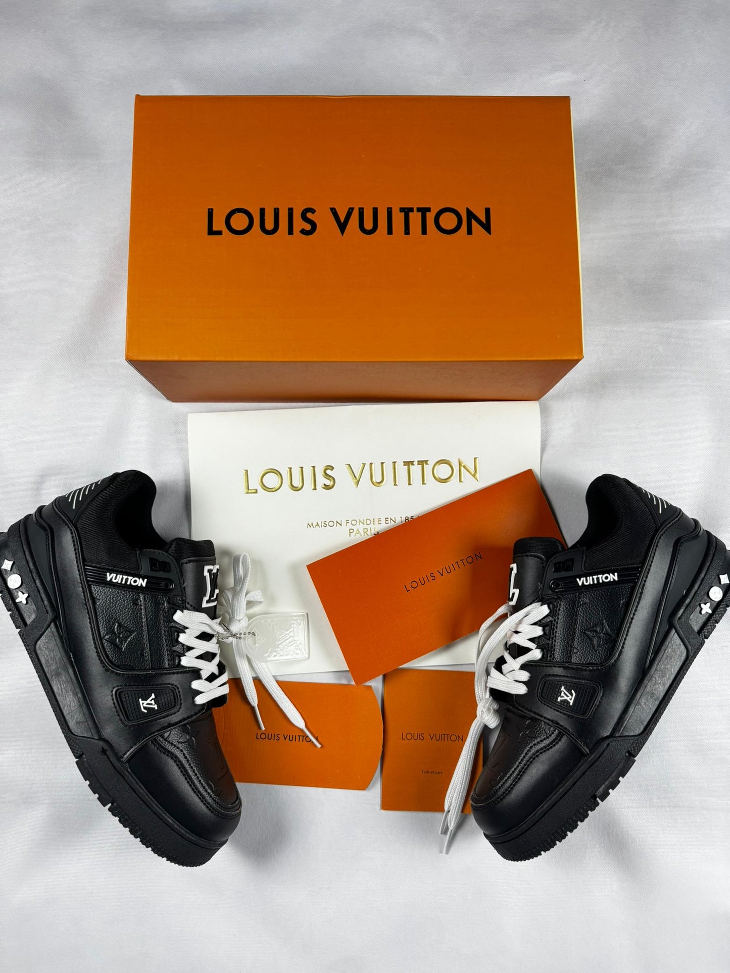 LV trainer negras logo blanco y negro