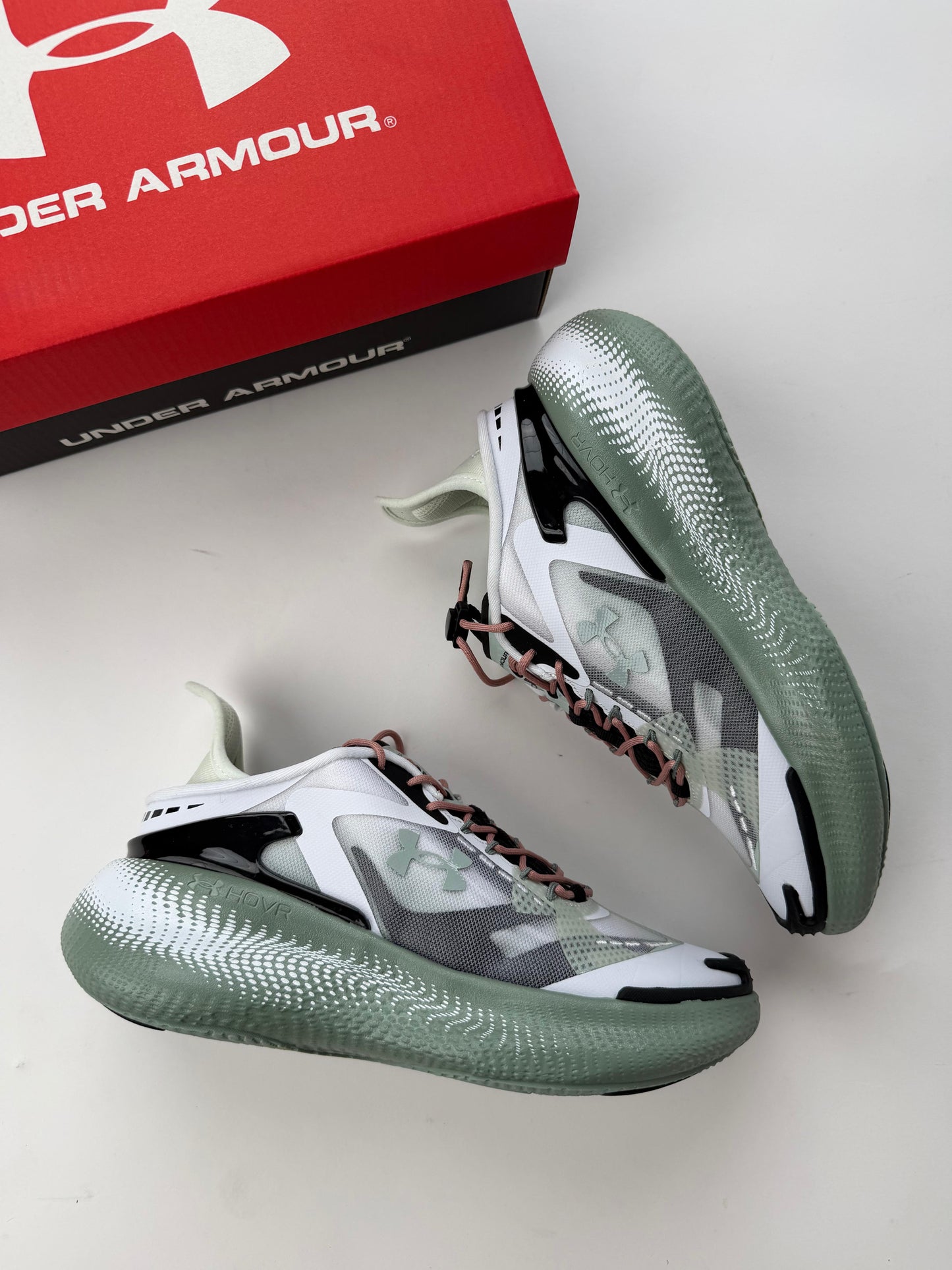Under Armour Blancas detalles negros logo verde