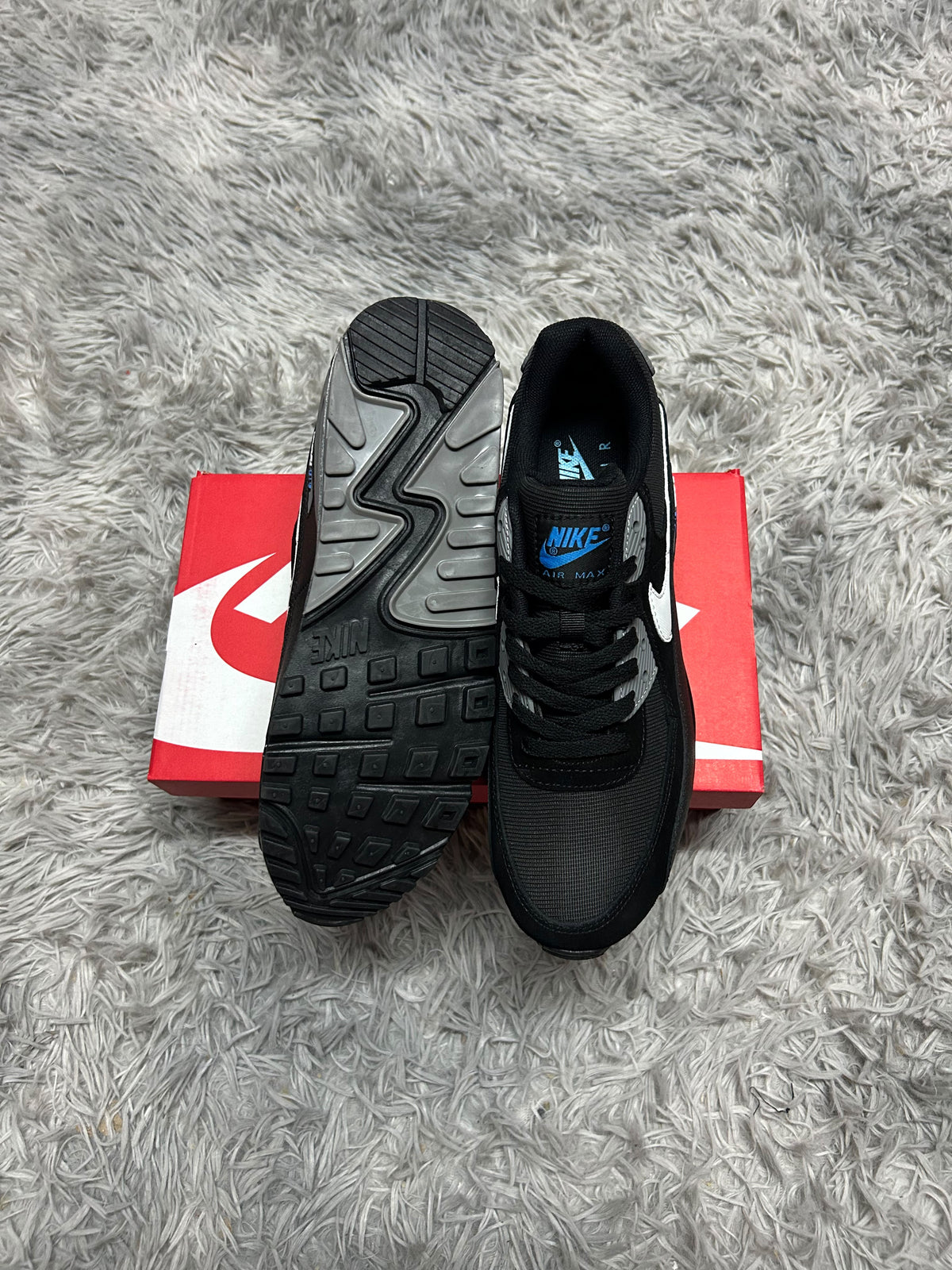 AIR MAX 90 negras logo blanco detalles grises y azules