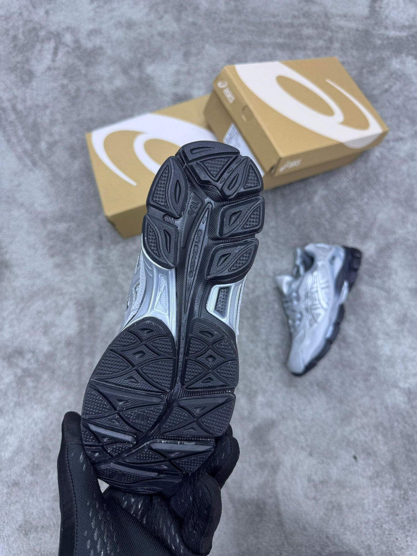 Asics GEL-NYC grises detalles negros