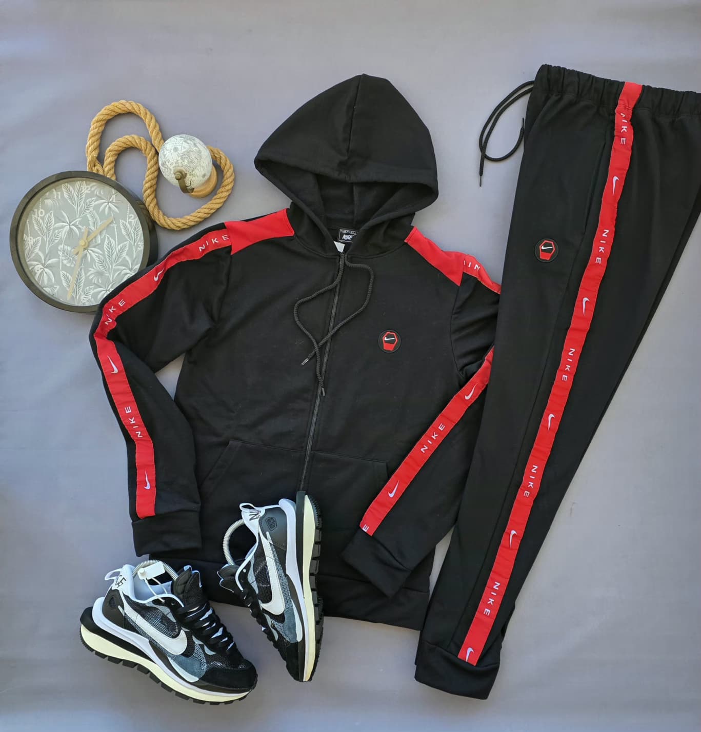 Chandal nike negro detalles rojos y blancos logo blanco