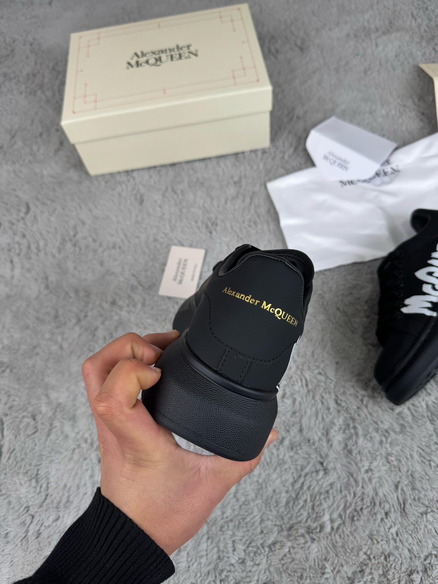 Alexander McQueen negras logo blanco graffiti
